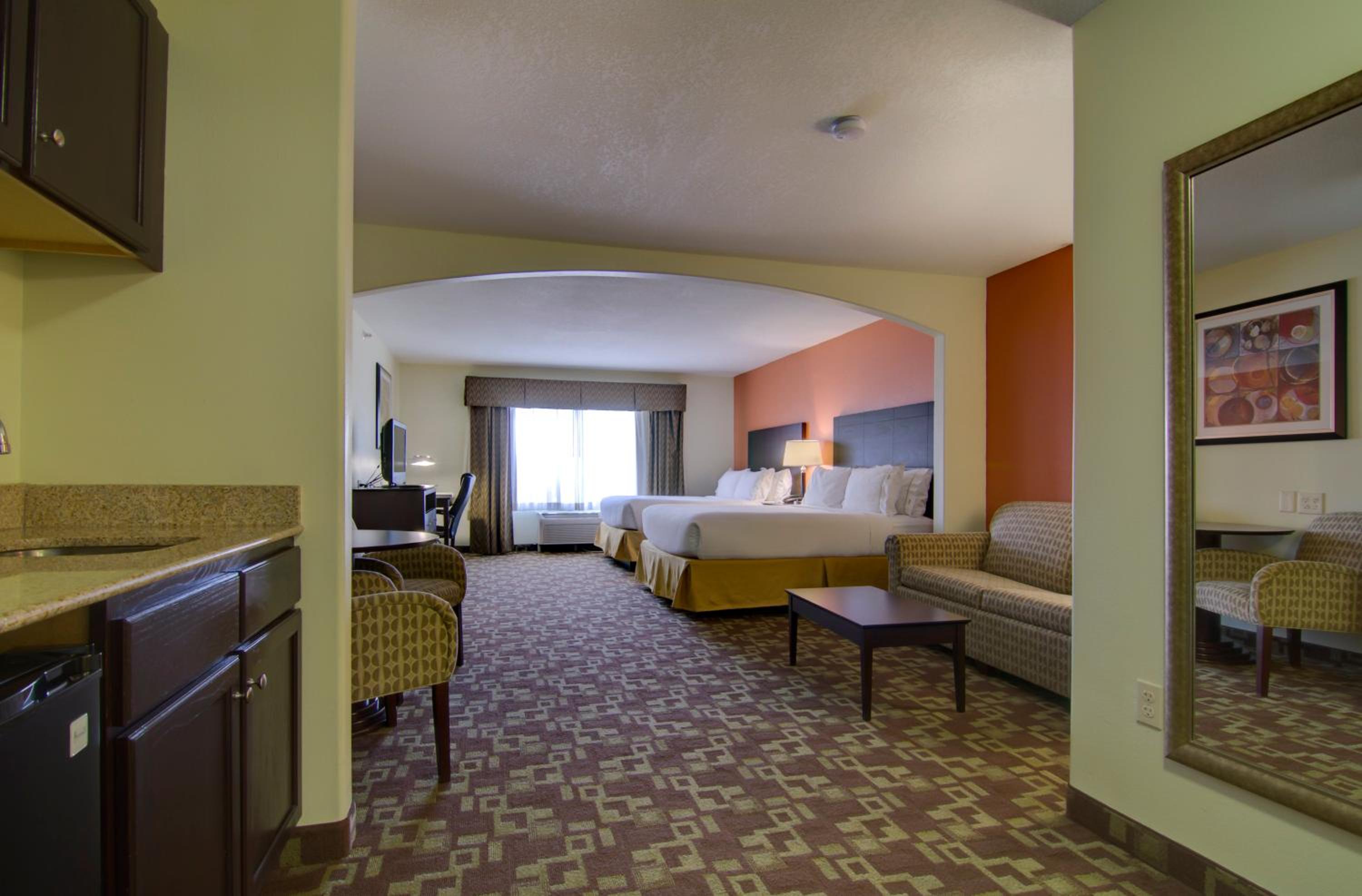 Suite with Two Queen Beds photo 2
