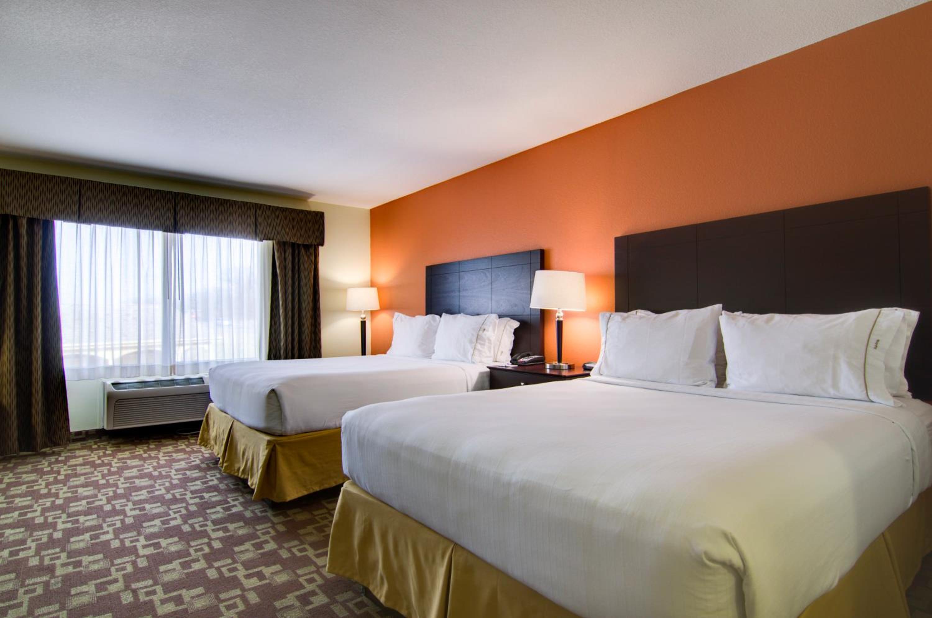Standard Queen Room with Two Queen Beds photo 2