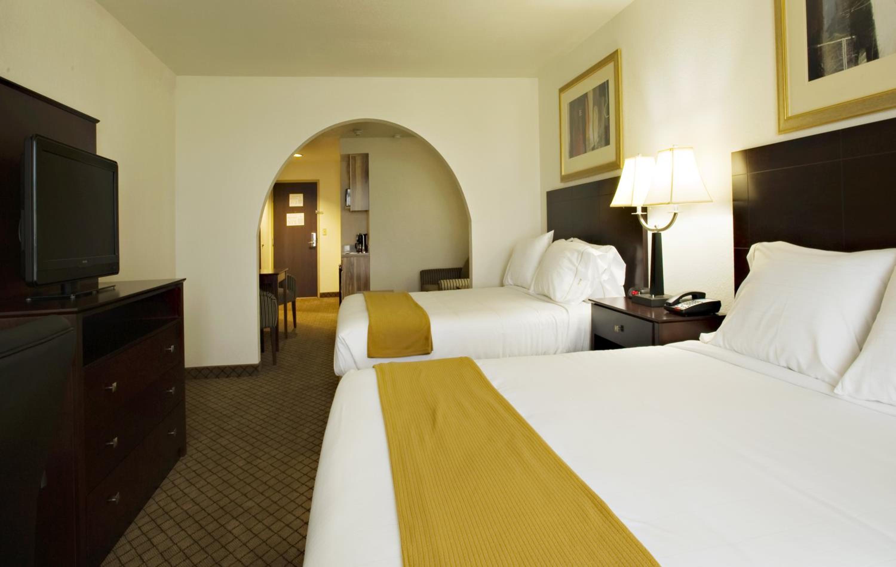 Queen Suite with Two Queen Beds photo 3