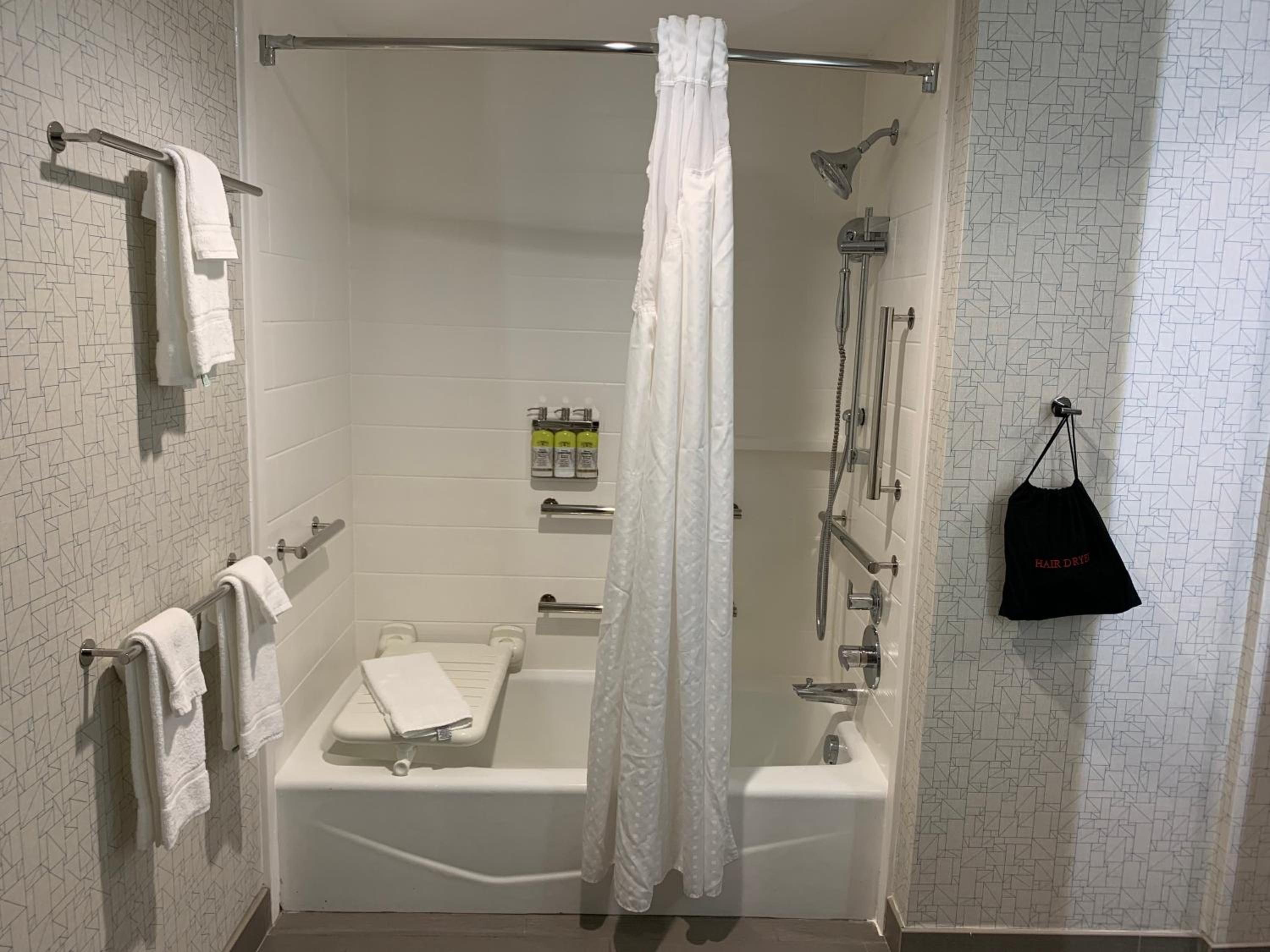 Standard Queen Room with Two Queen Beds and Tub - Mobility/Communications Accessible