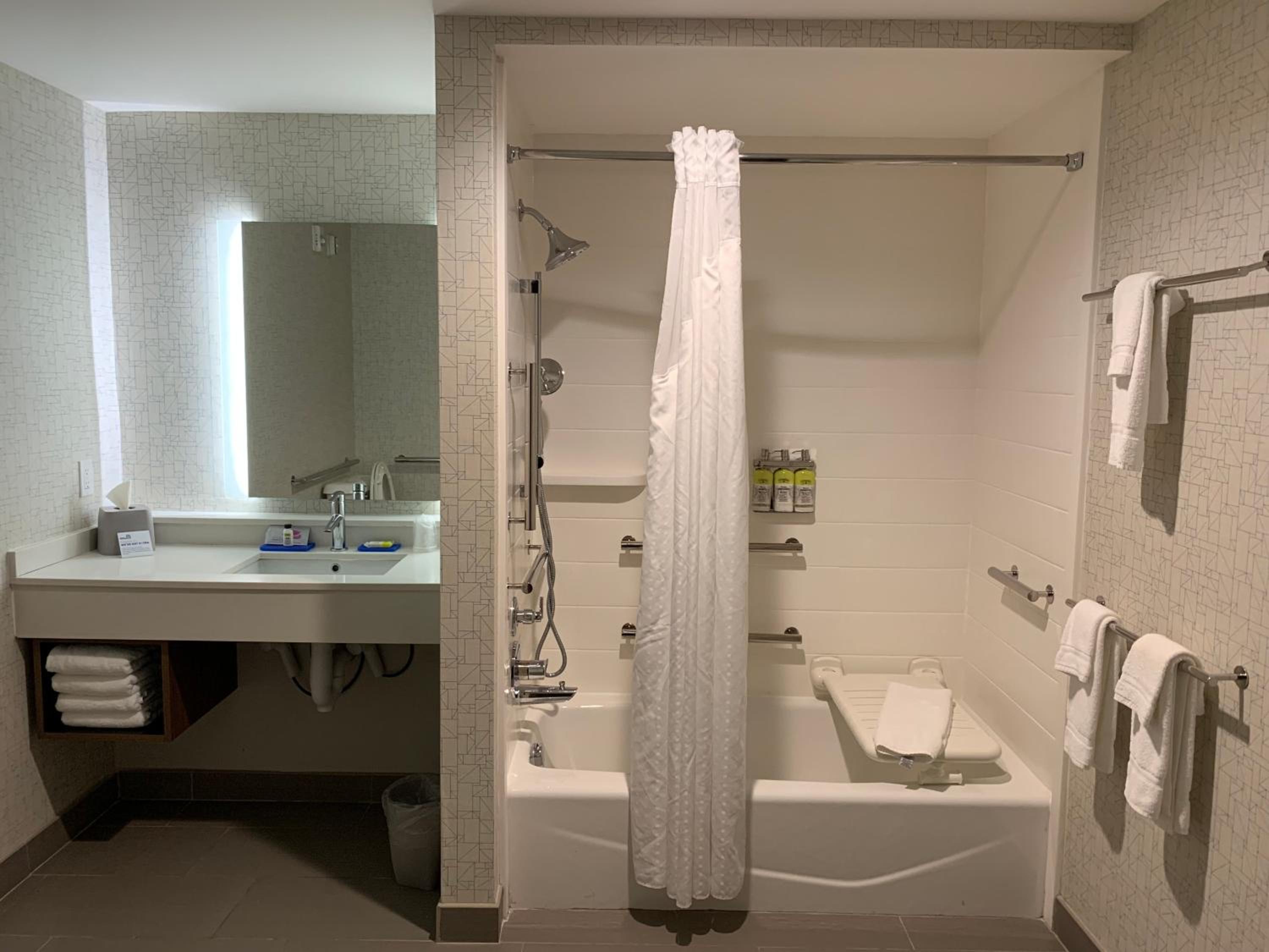 Standard Queen Room with Two Queen Beds and Mobility Accessible Tub