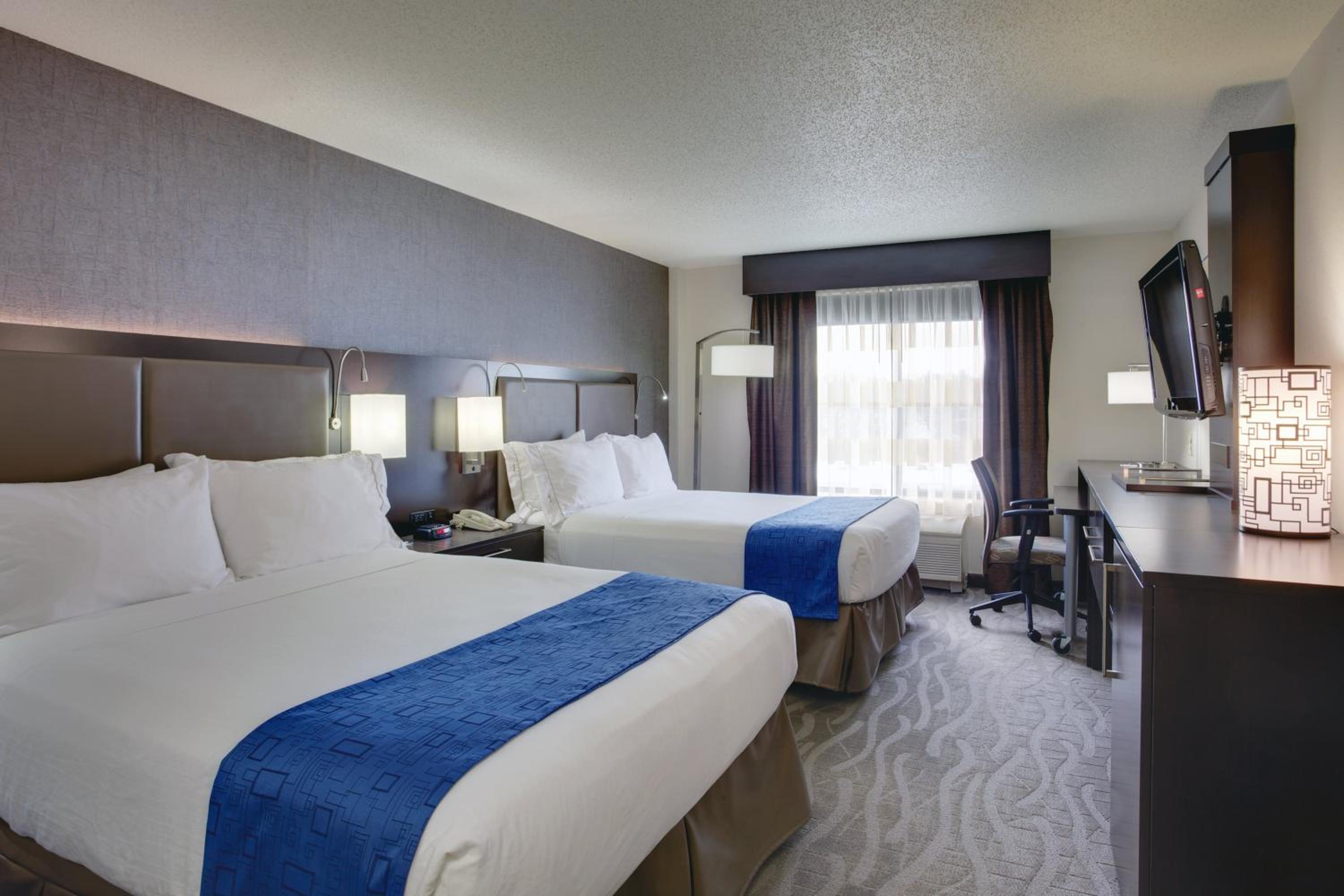 Standard Room with Two Queen Beds - Photo 2