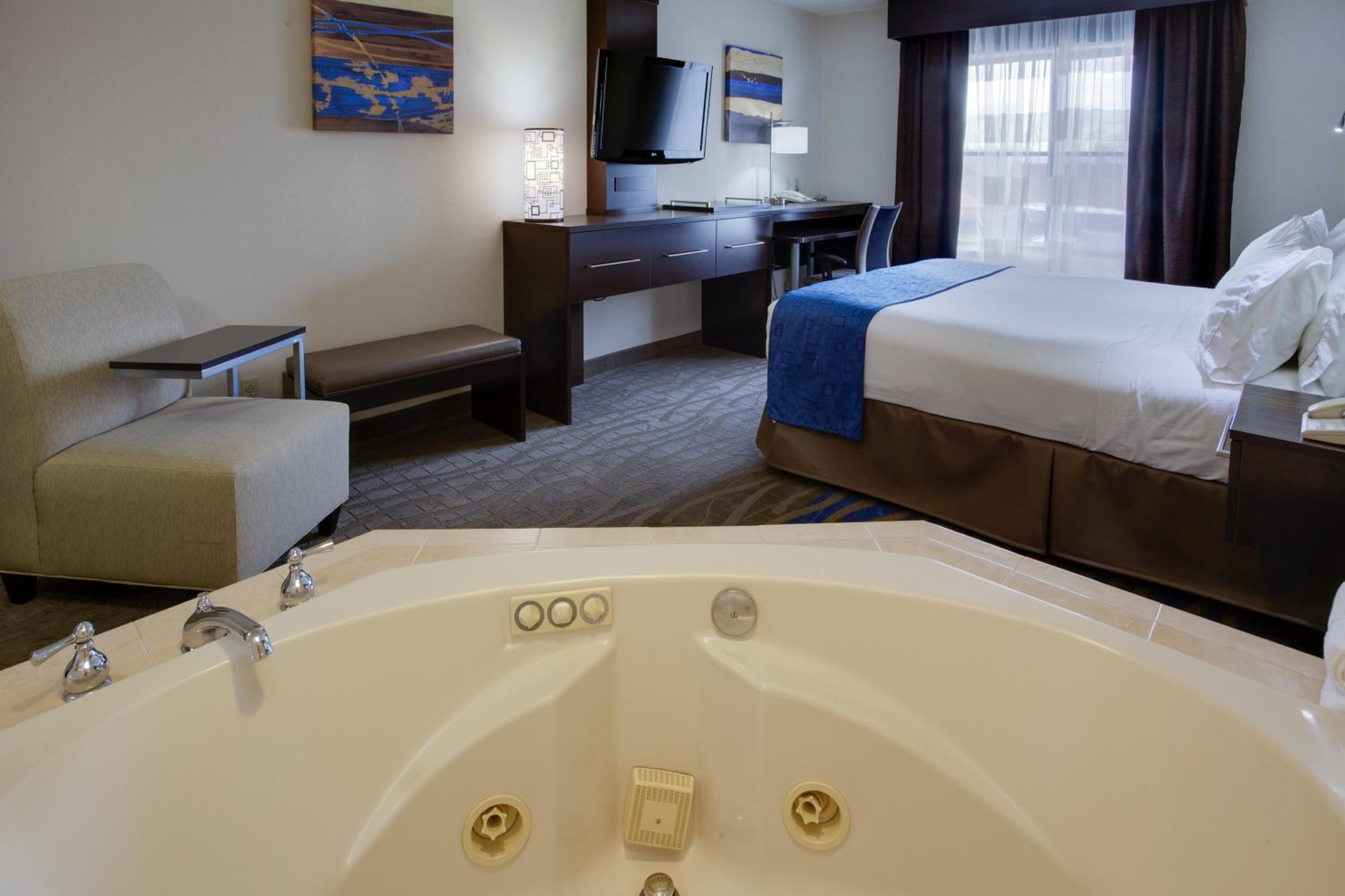 King Suite with Spa Bath - Photo 1