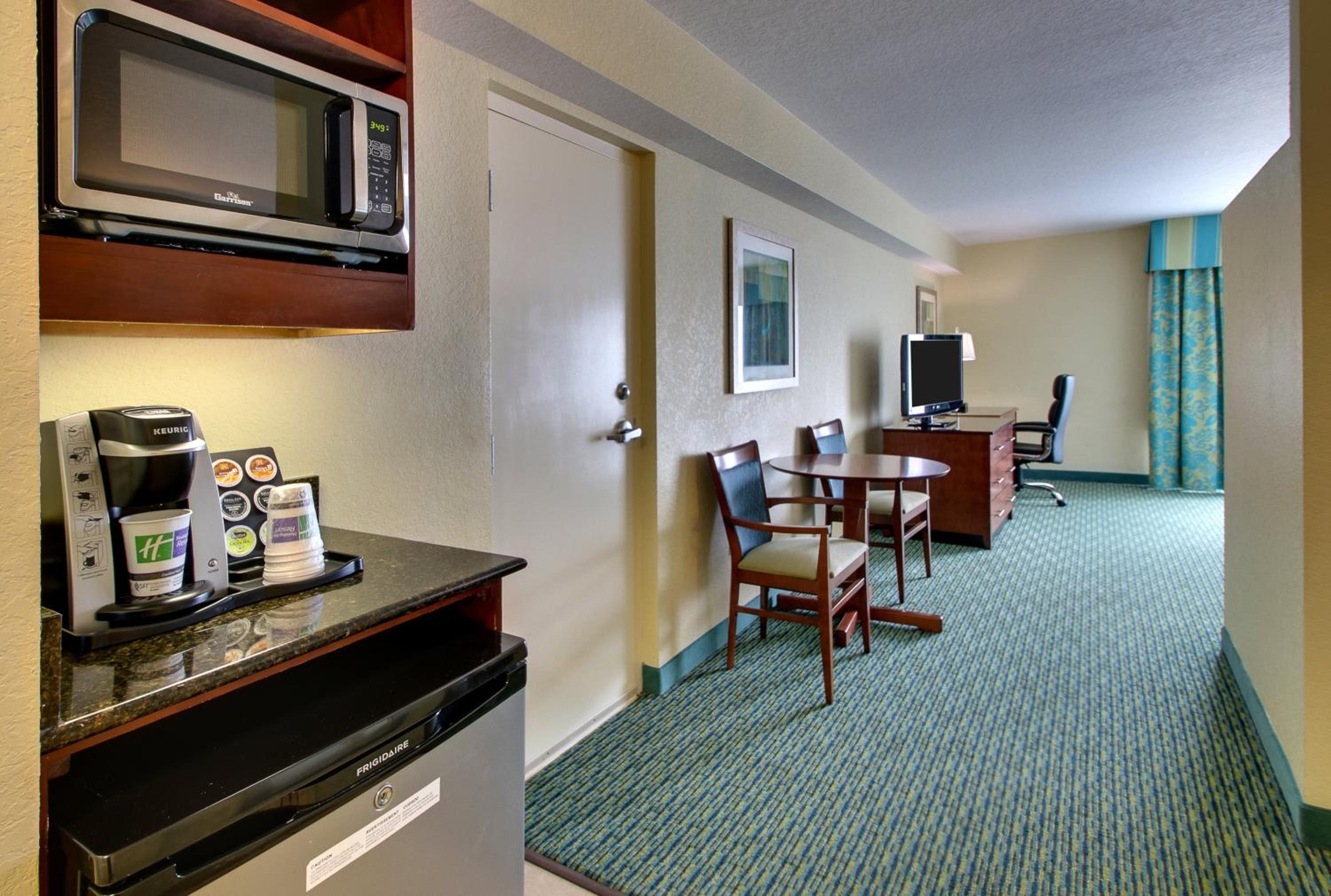 King Suite with One Bunk Bed thumbnail 5