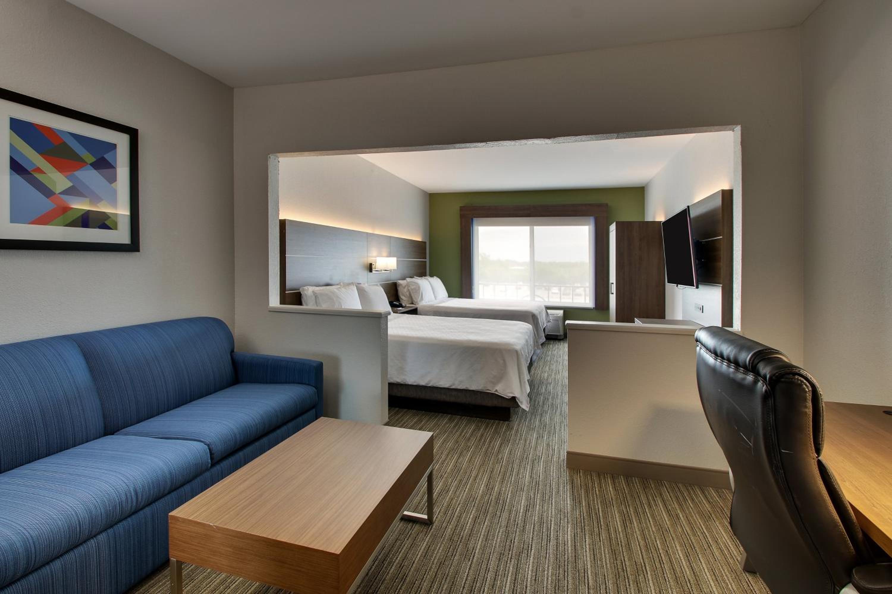 Queen Suite with Two Queen Beds - Photo 4