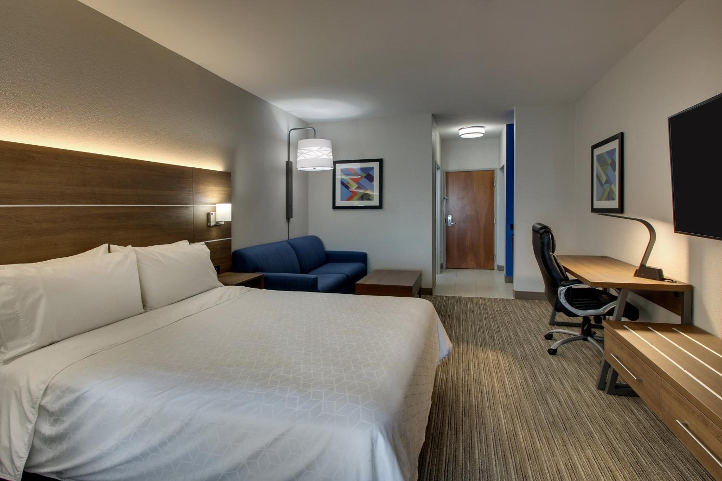 One-Bedroom Suite - Photo 3