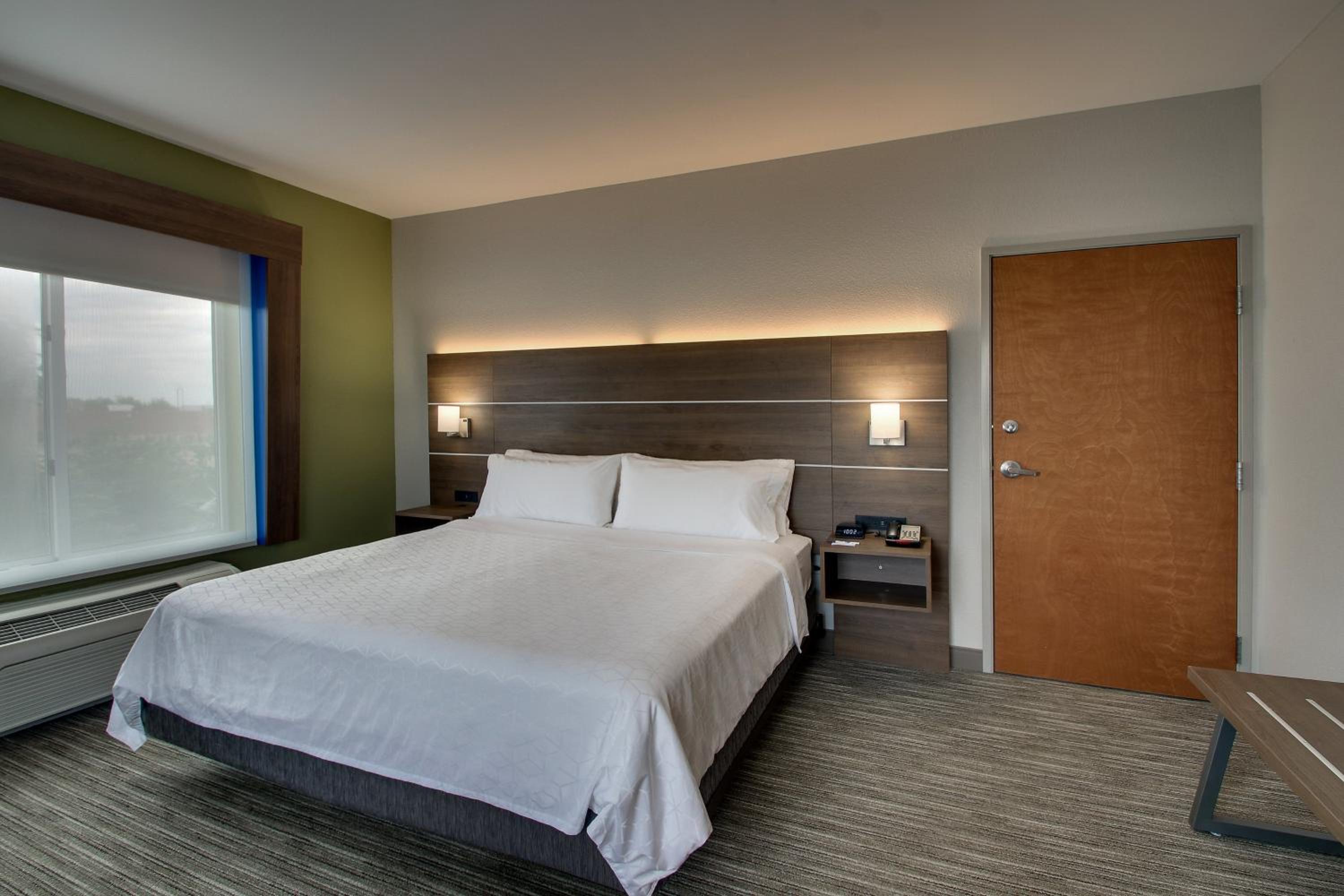 King Room - Mobility Access/Hearing Accessible - Photo 4