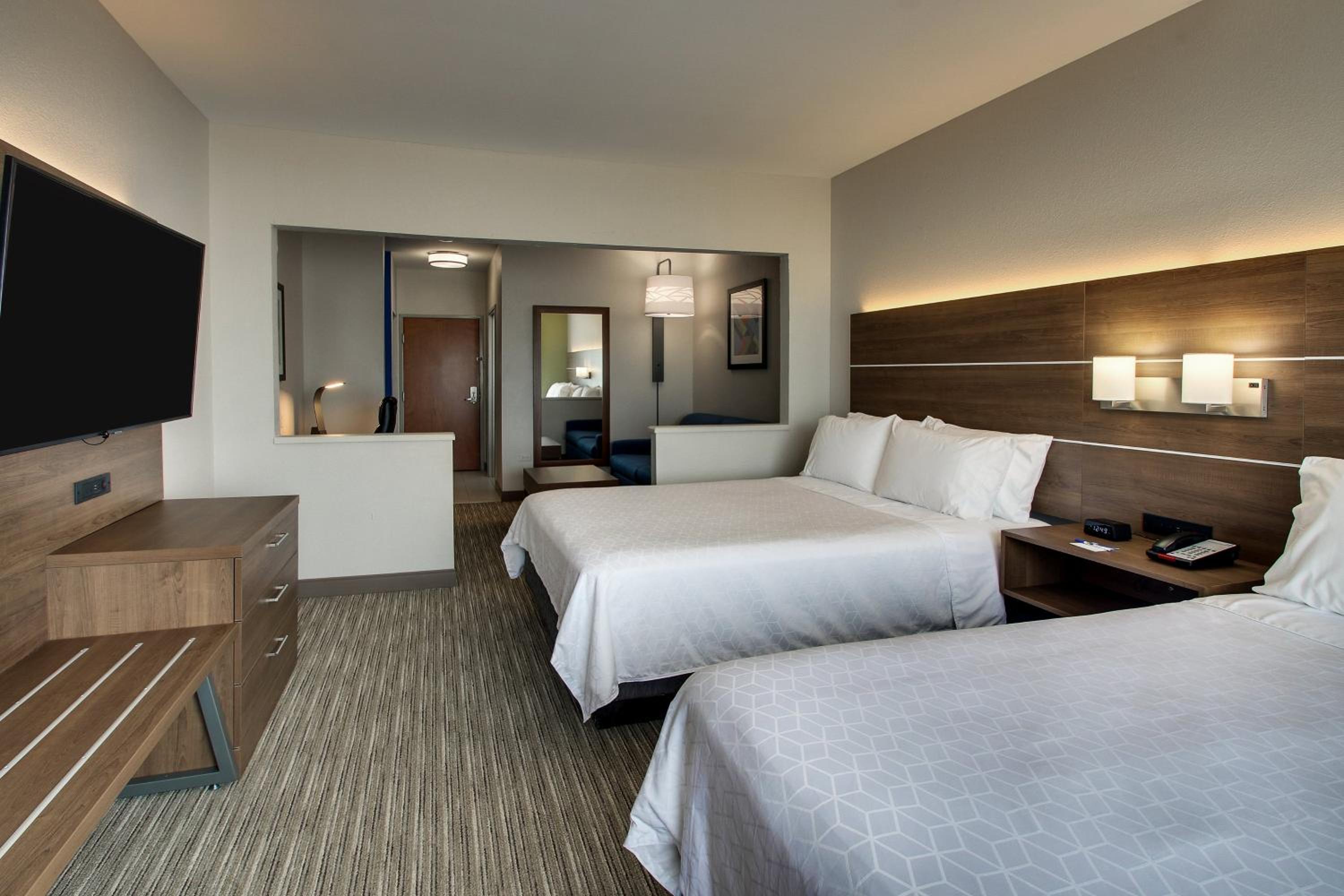 Queen Suite with Two Queen Beds - Photo 3