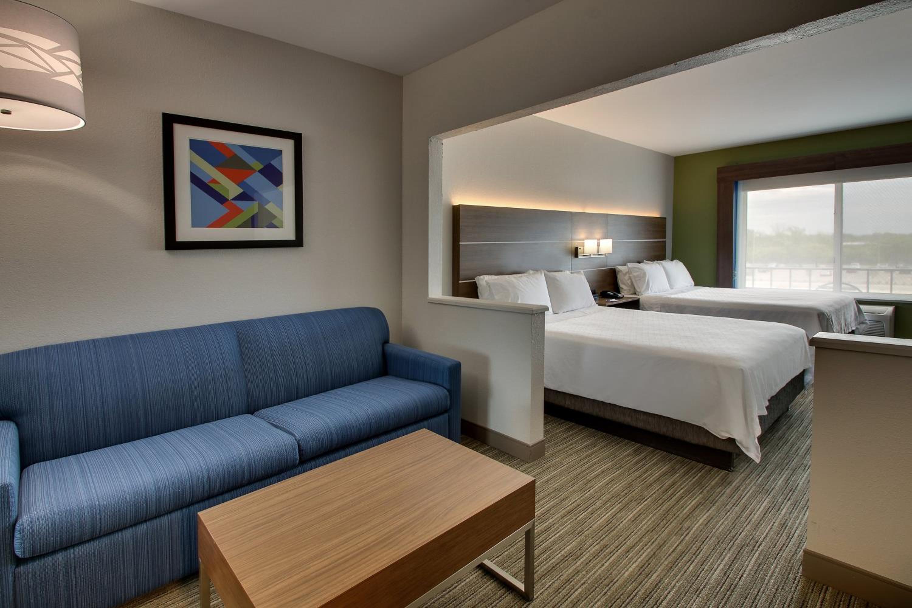 Queen Suite with Two Queen Beds - Photo 2