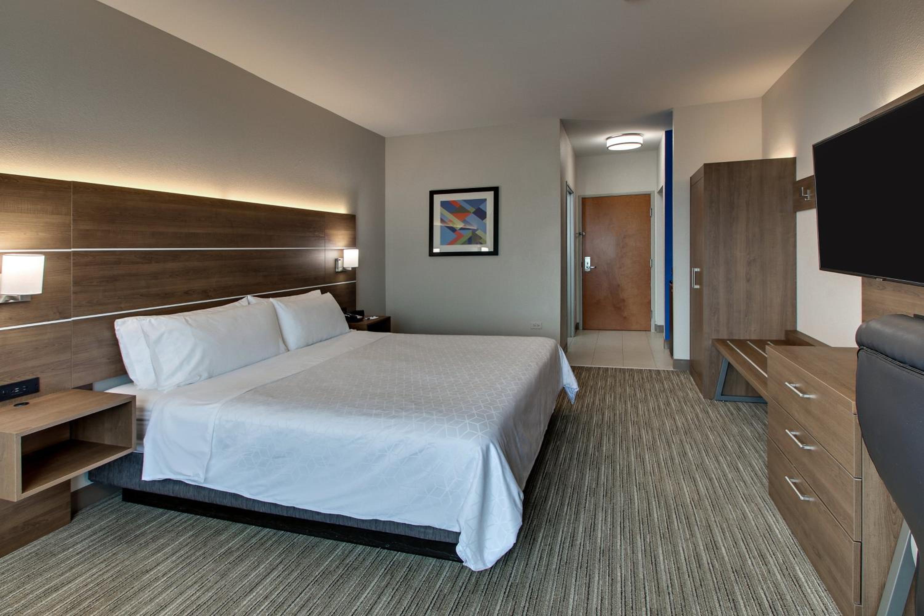 Standard King Room - Photo 5