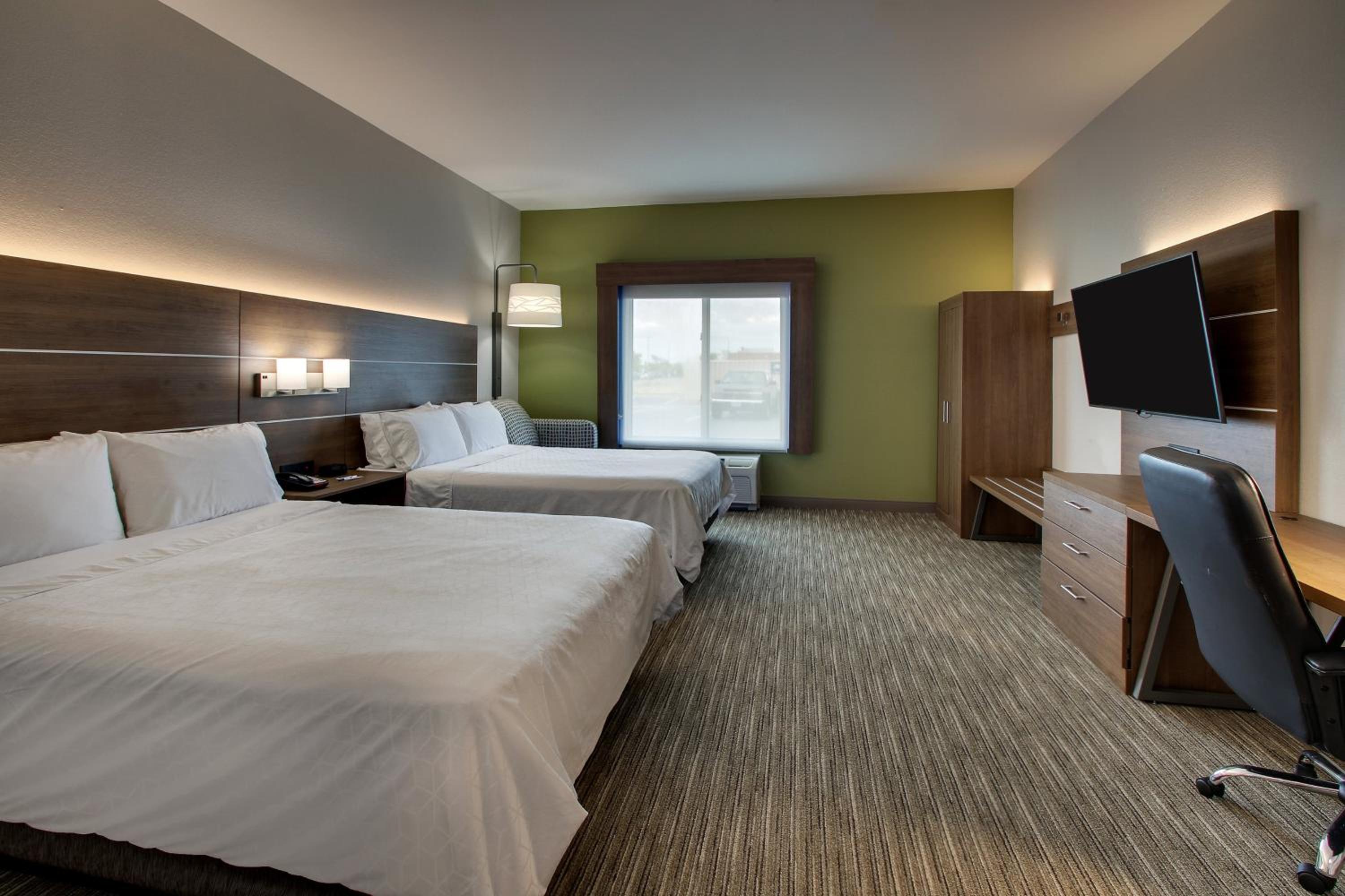 Executive Queen Room with Two Queen Beds - Photo 2