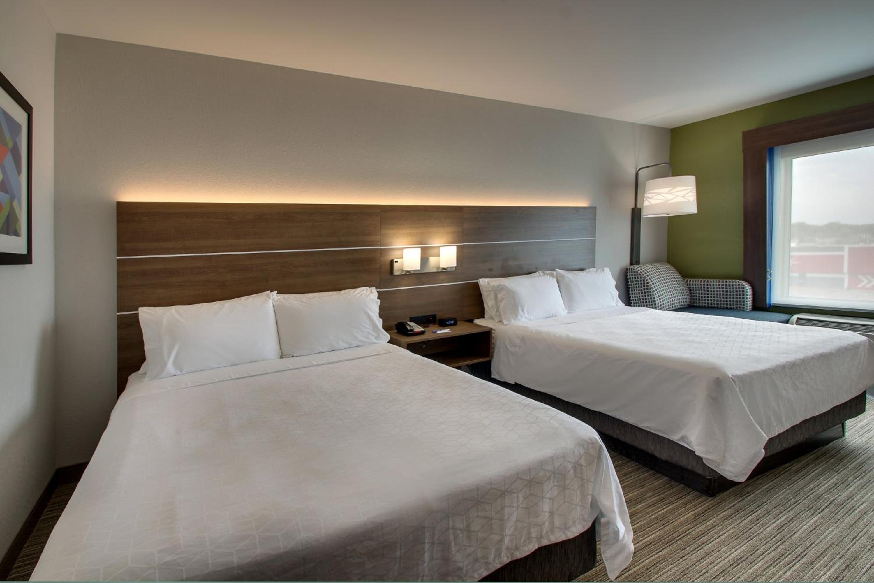 Standard Room with Two Queen Beds - Photo 3