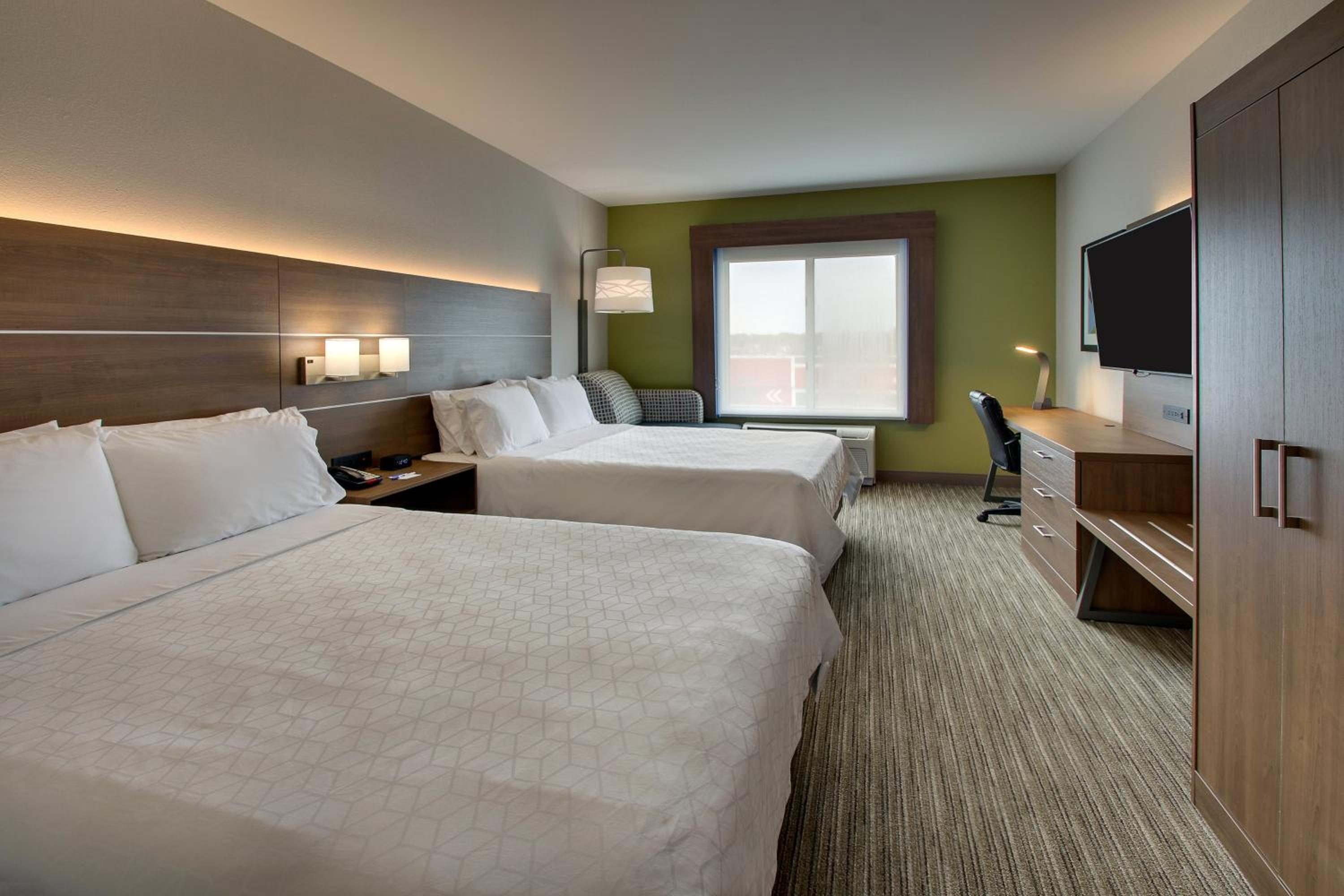 Standard Room with Two Queen Beds - Photo 2