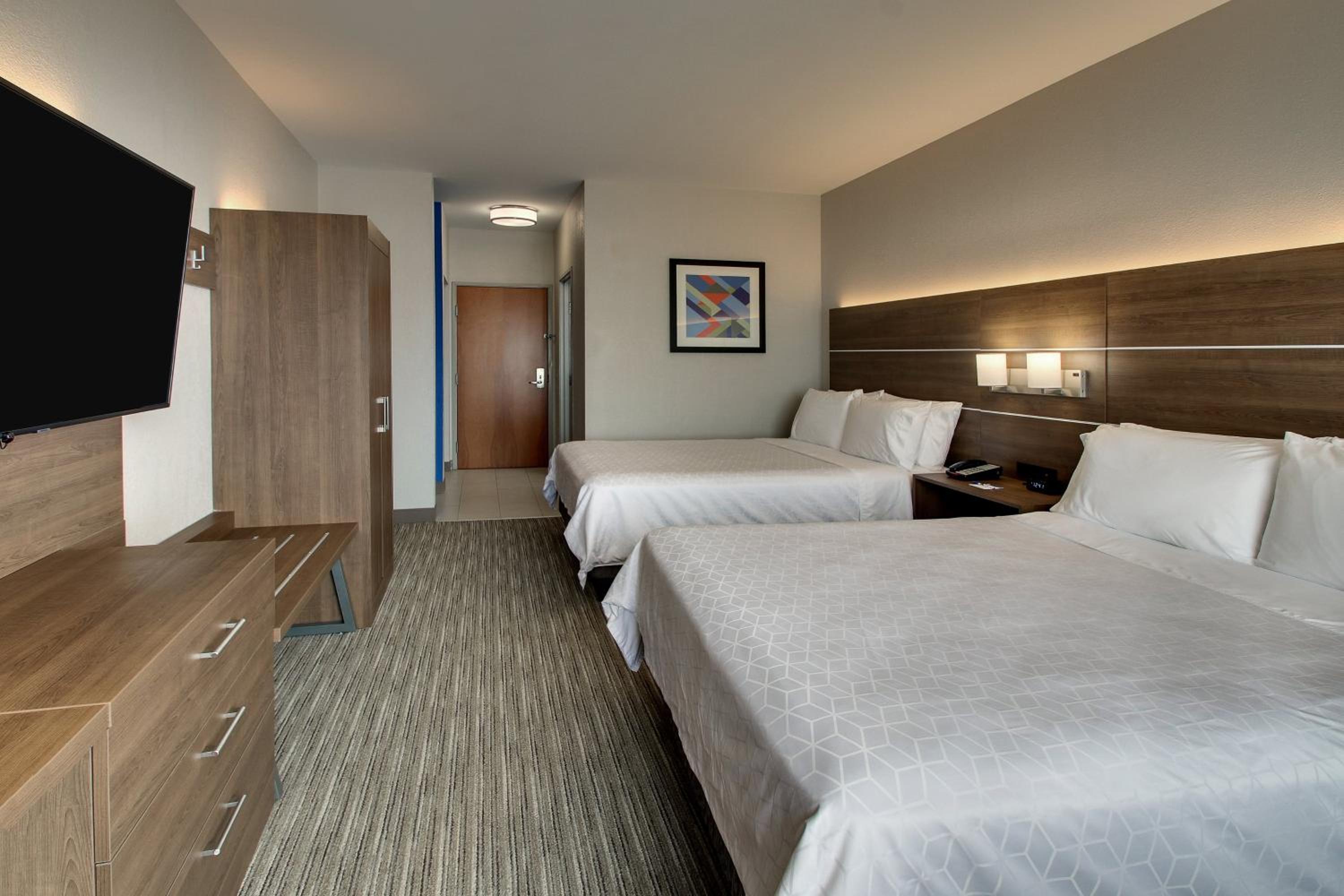 Standard Room with Two Queen Beds - Photo 5