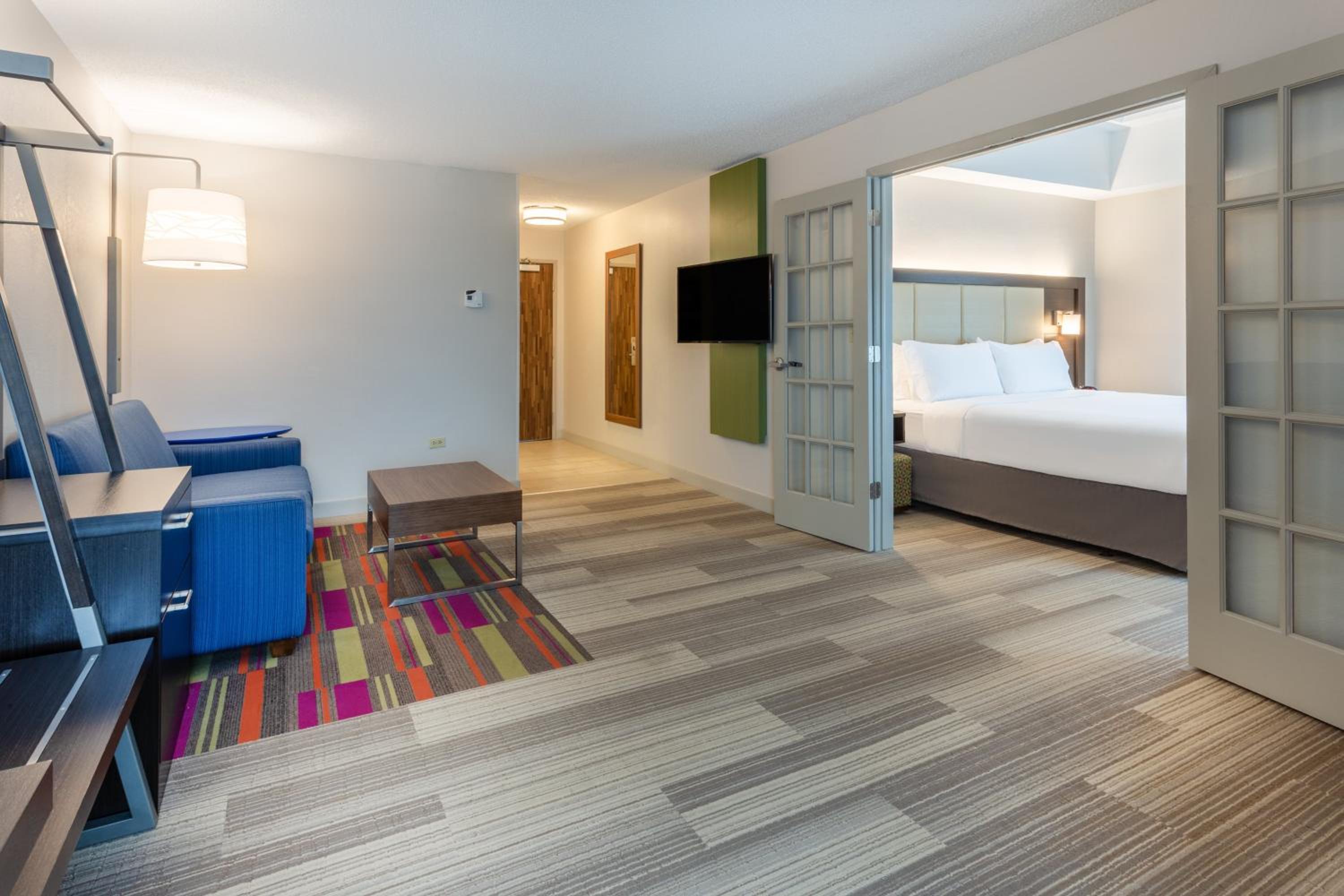 One-Bedroom King Suite - Photo 4