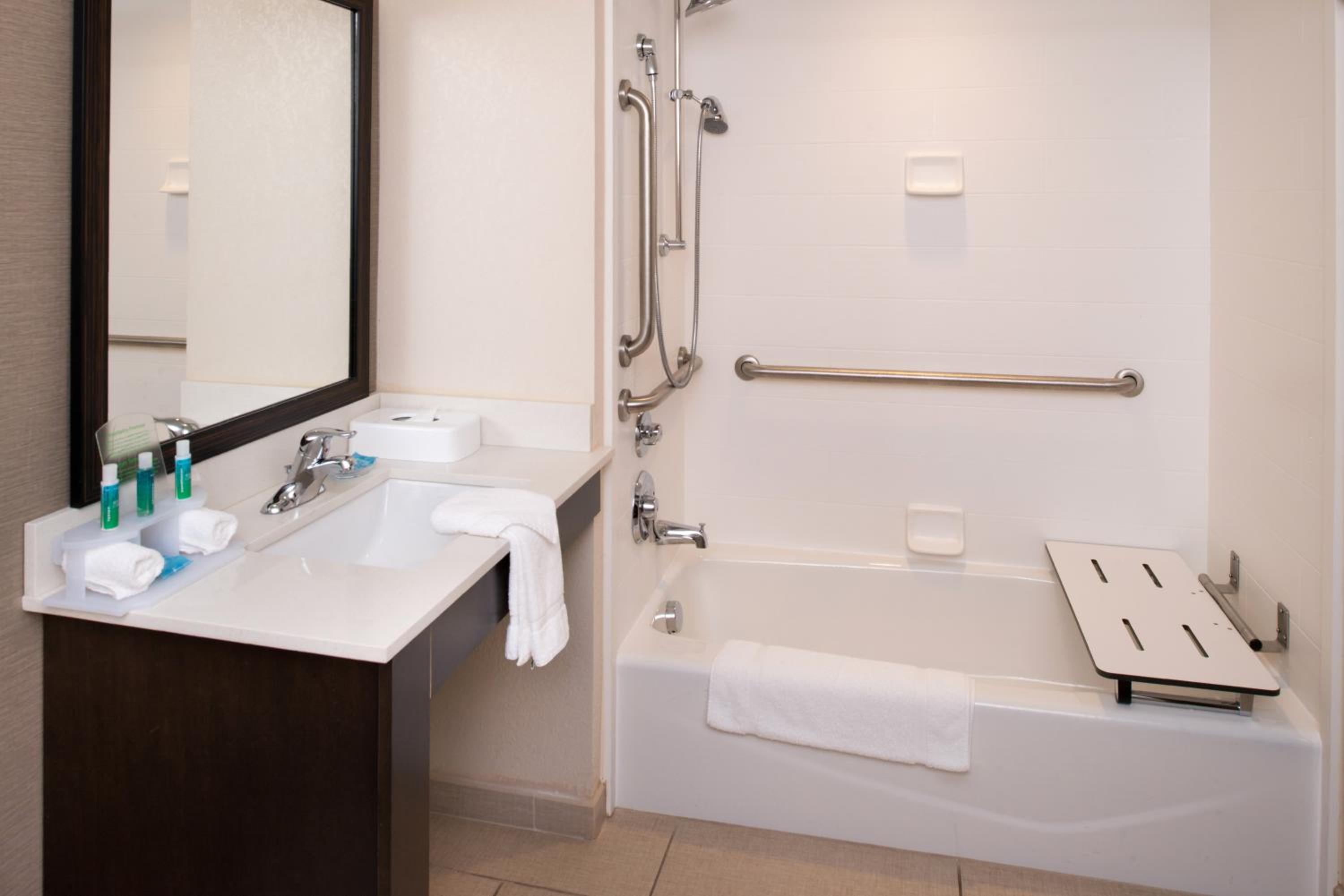 Standard Queen Room with Two Queen Beds and Mobility Accessible Tub photo 3
