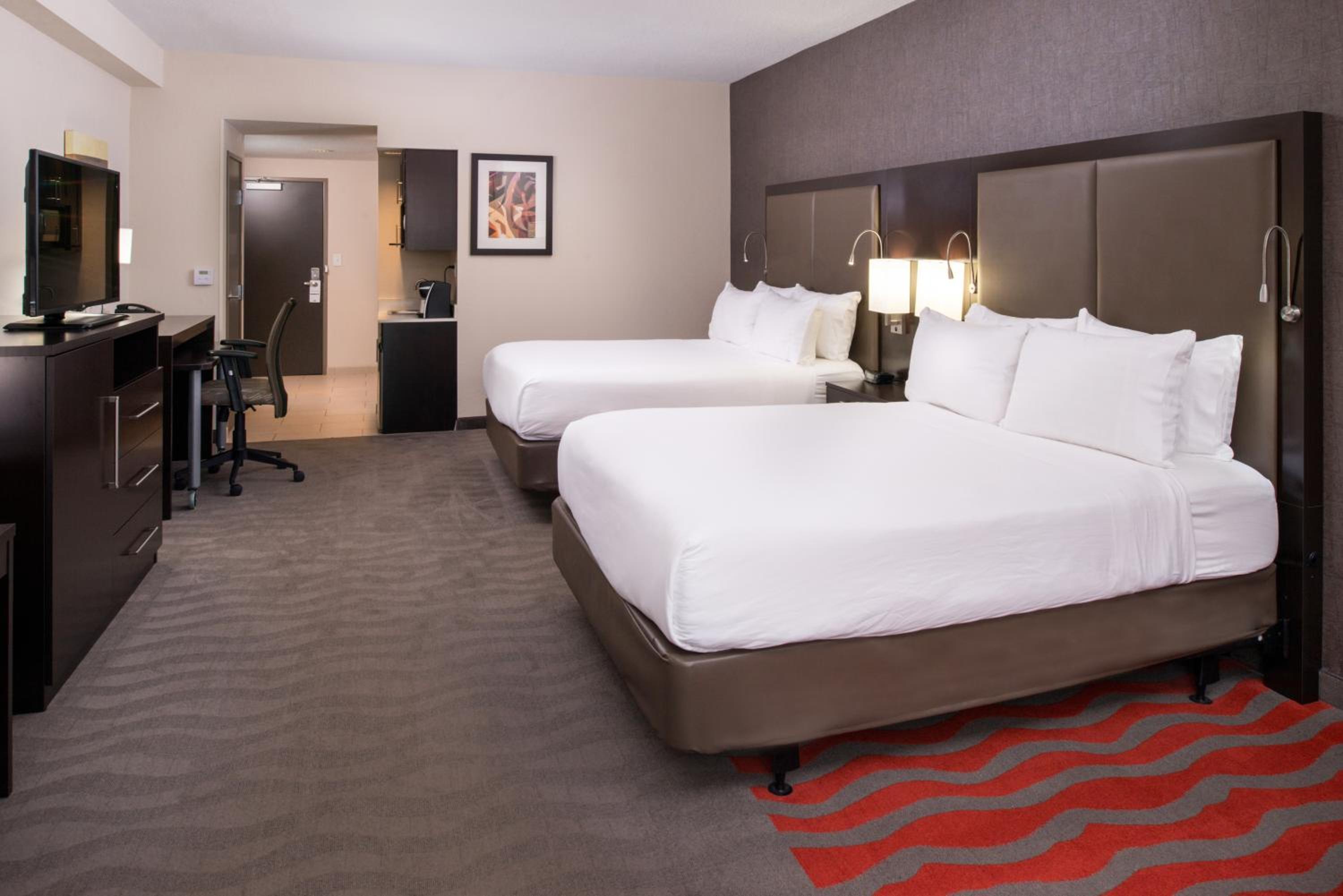 Standard Queen Room with Two Queen Beds and Mobility Accessible Tub photo 2