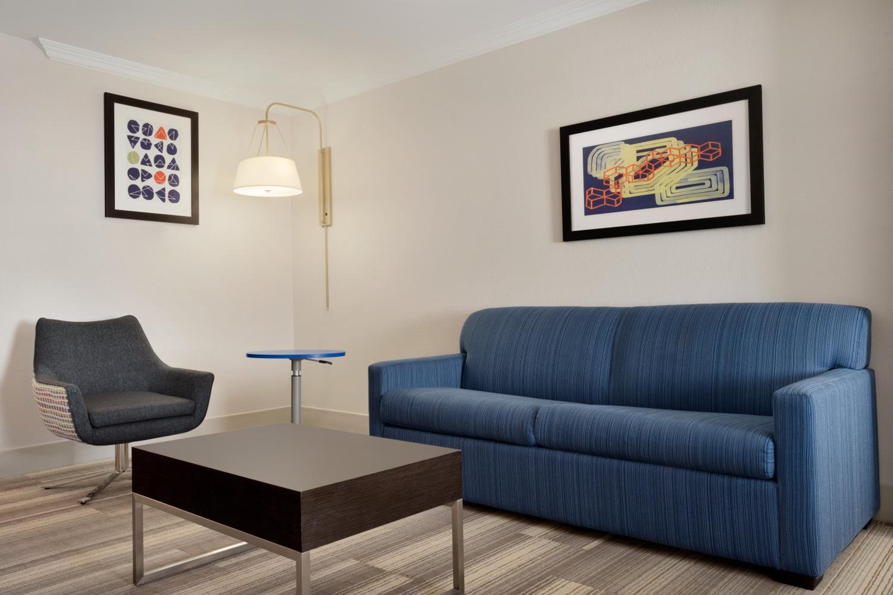 King Suite - Non-Smoking - Photo 4