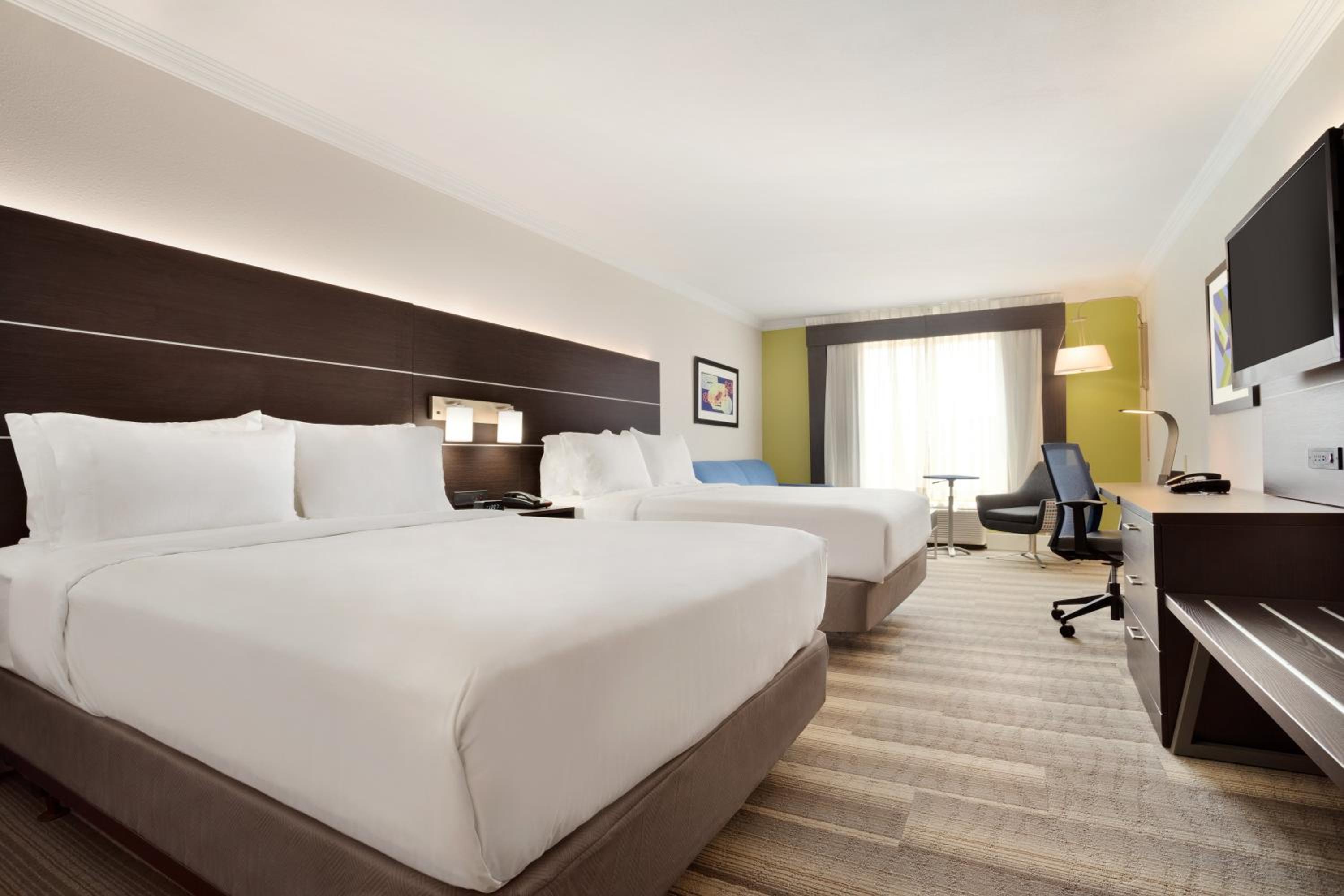 Standard Queen Room with Two Queen Beds - Communications Accessible - Photo 3