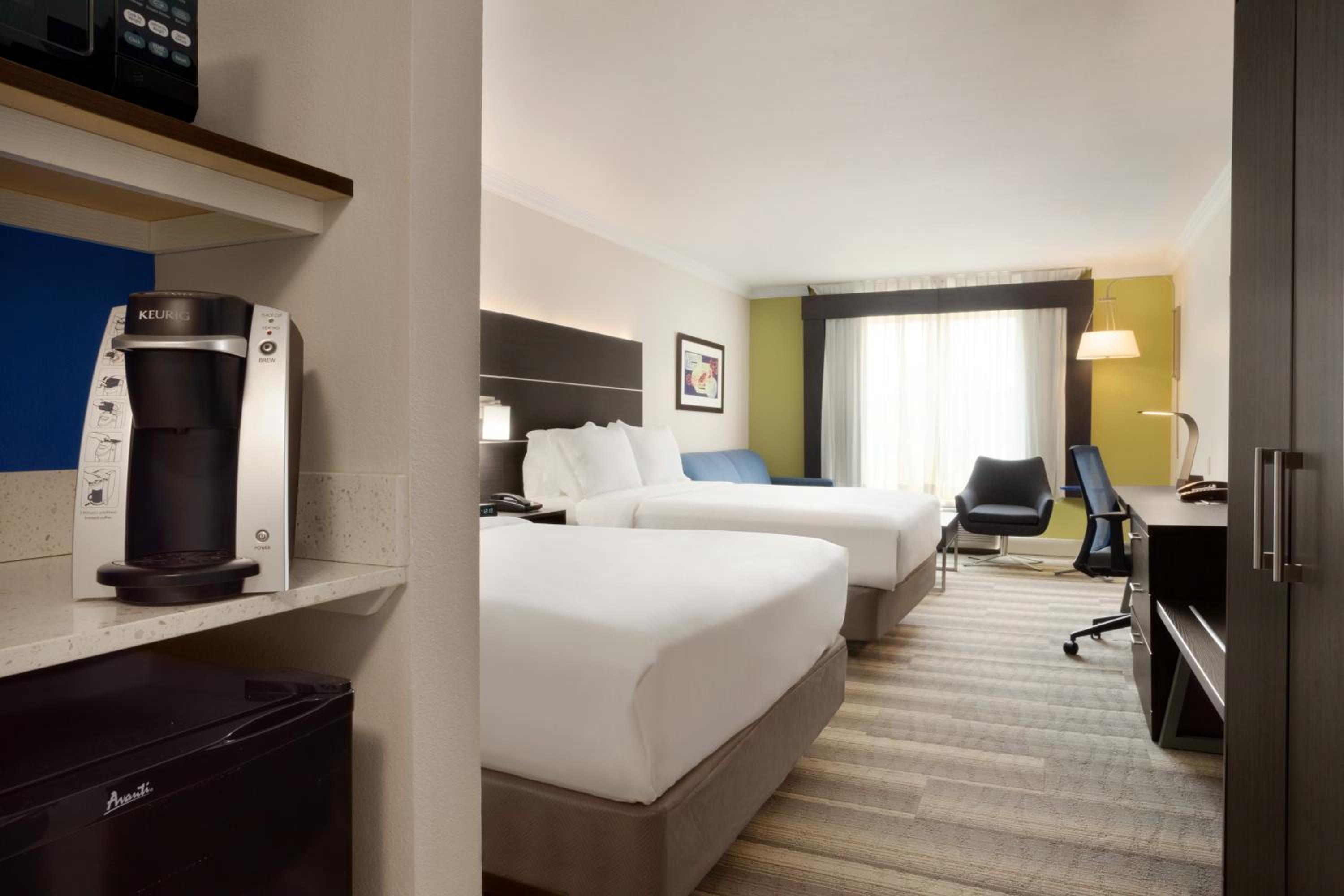 Standard Queen Room with Two Queen Beds - Photo 3