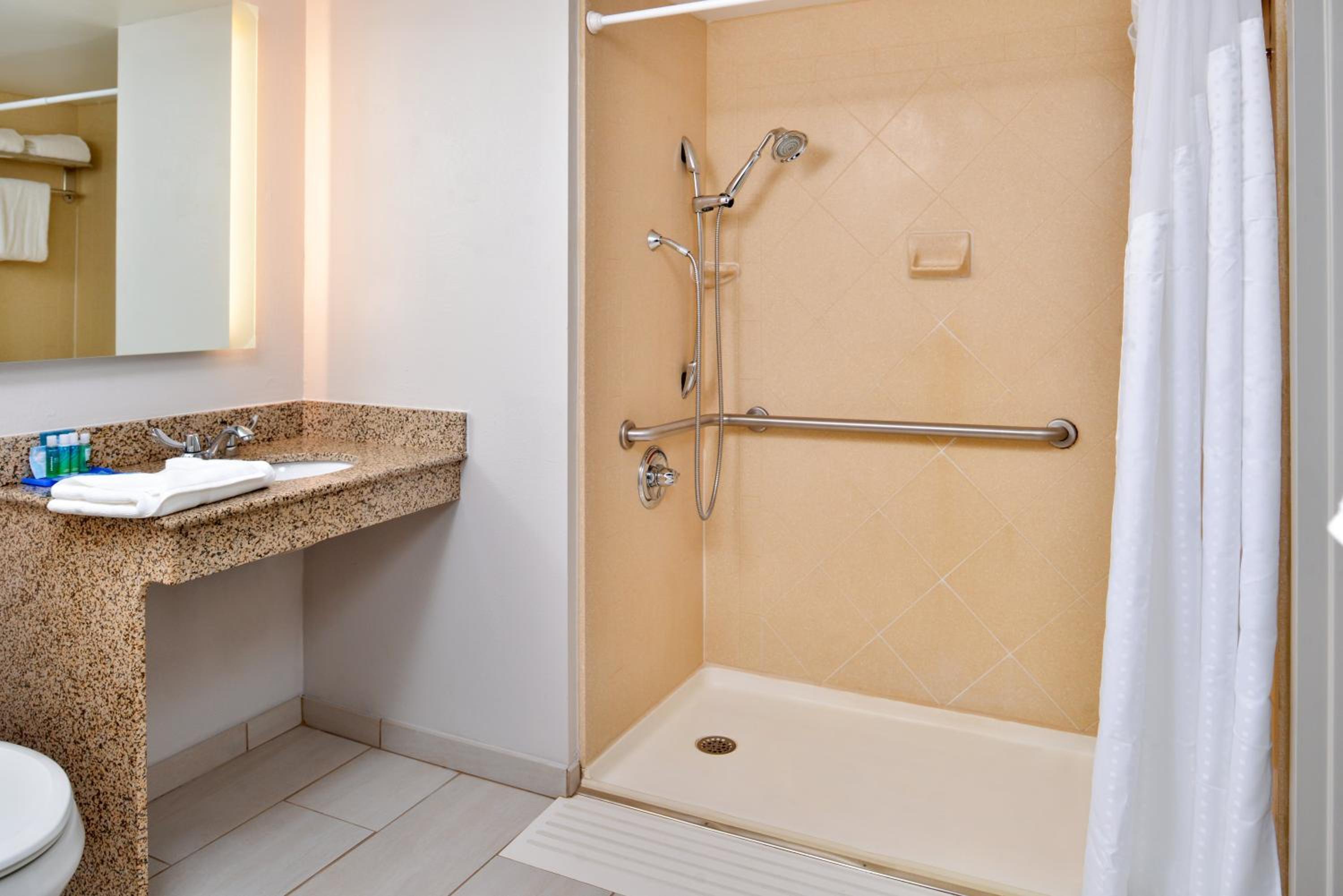 One-Bedroom Queen Room with Mobility Accessible Tub - Non-Smoking - Photo 2