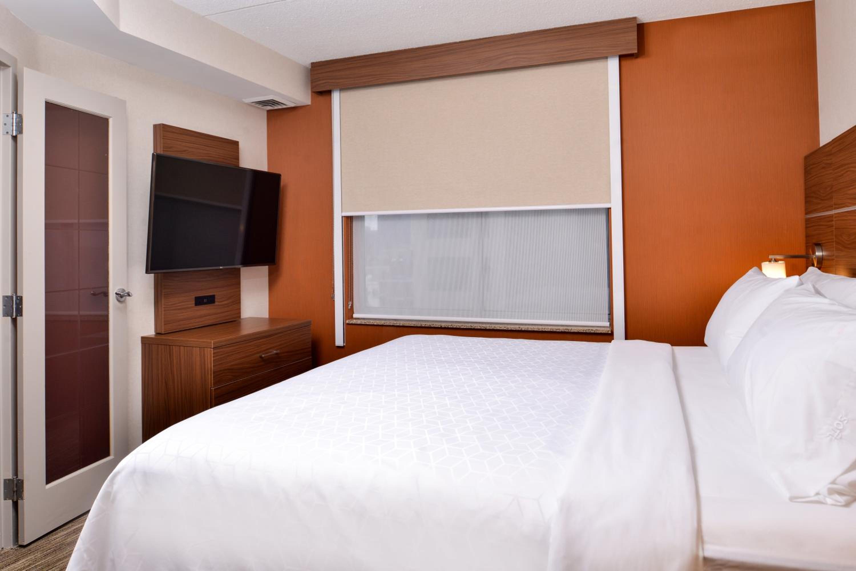 One-Bedroom King Suite - Photo 5