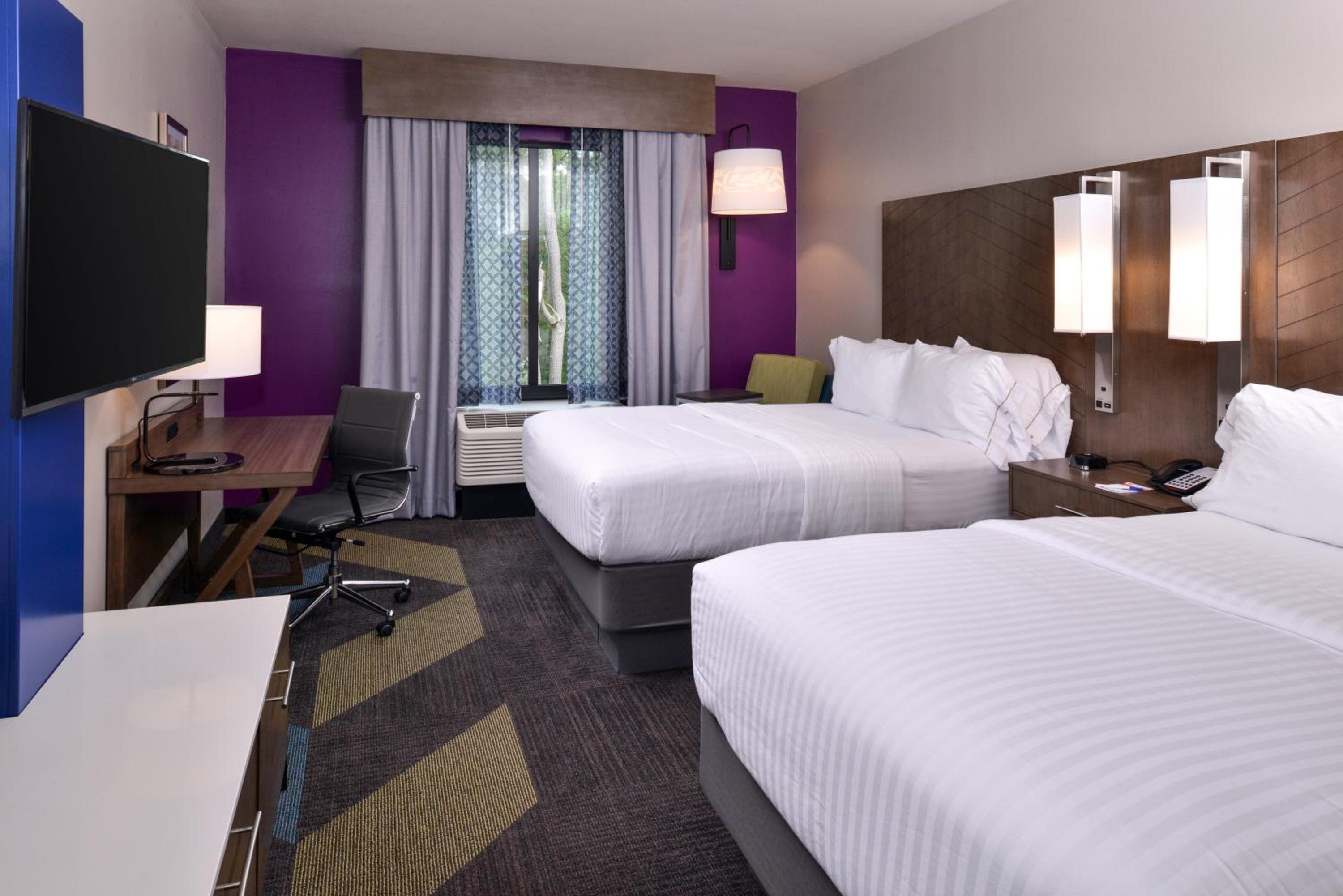 Standard Queen Room with Two Queen Beds photo 3