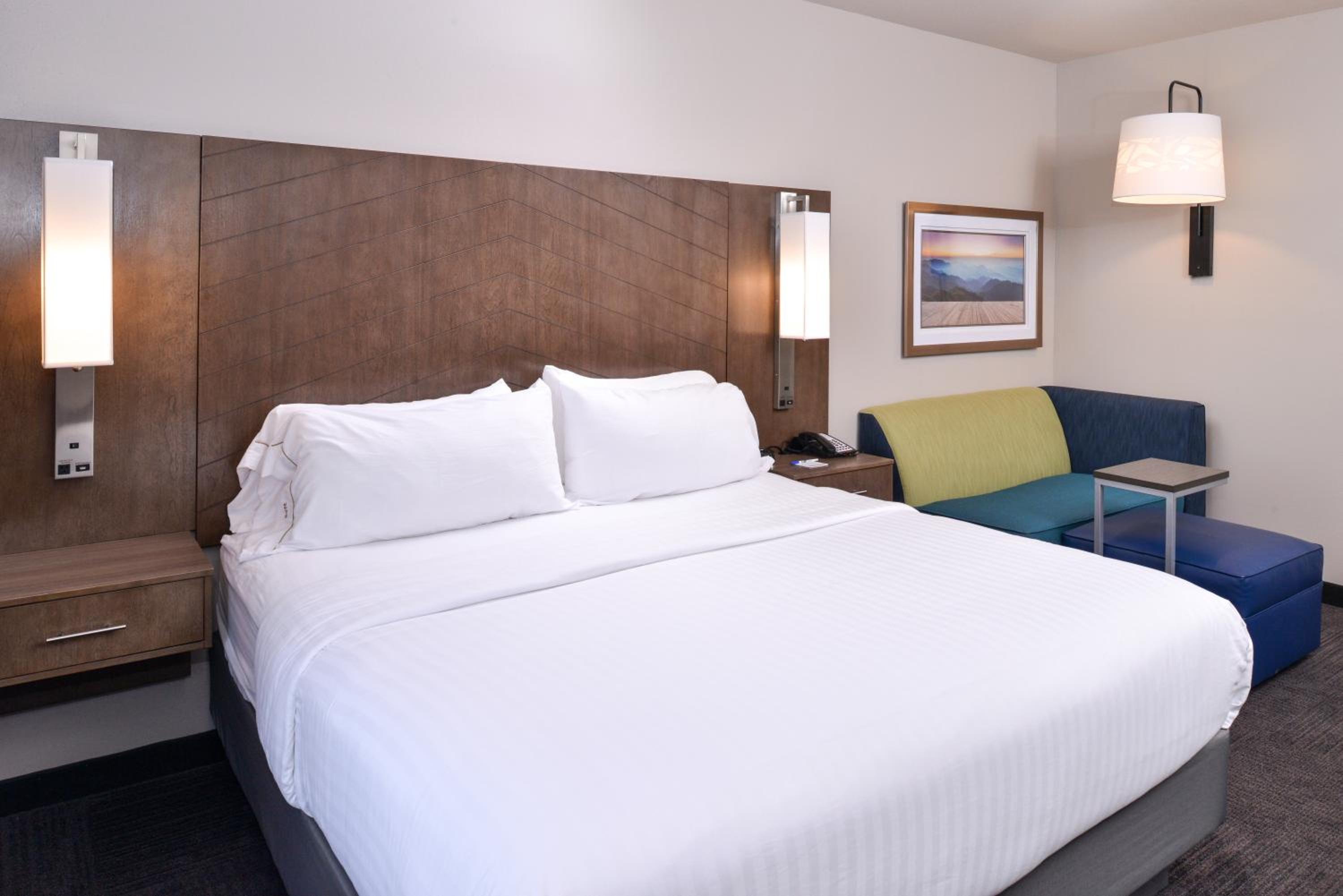 Standard King Room with Sofa Bed - Non-Smoking