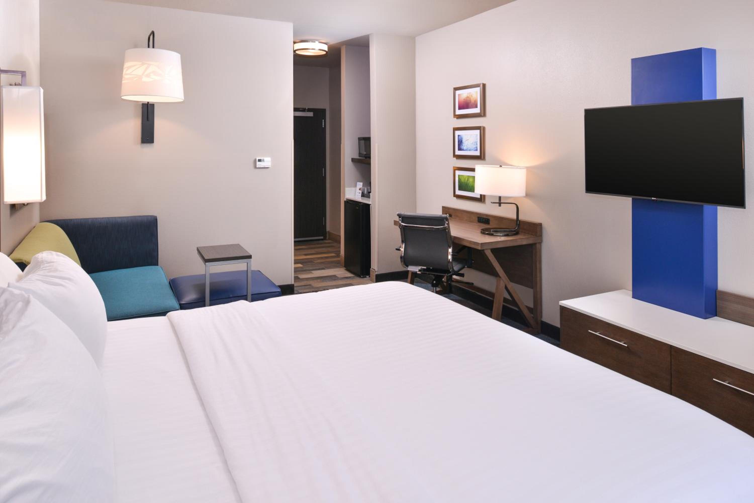 Standard King Room - Communications Accessible photo 2