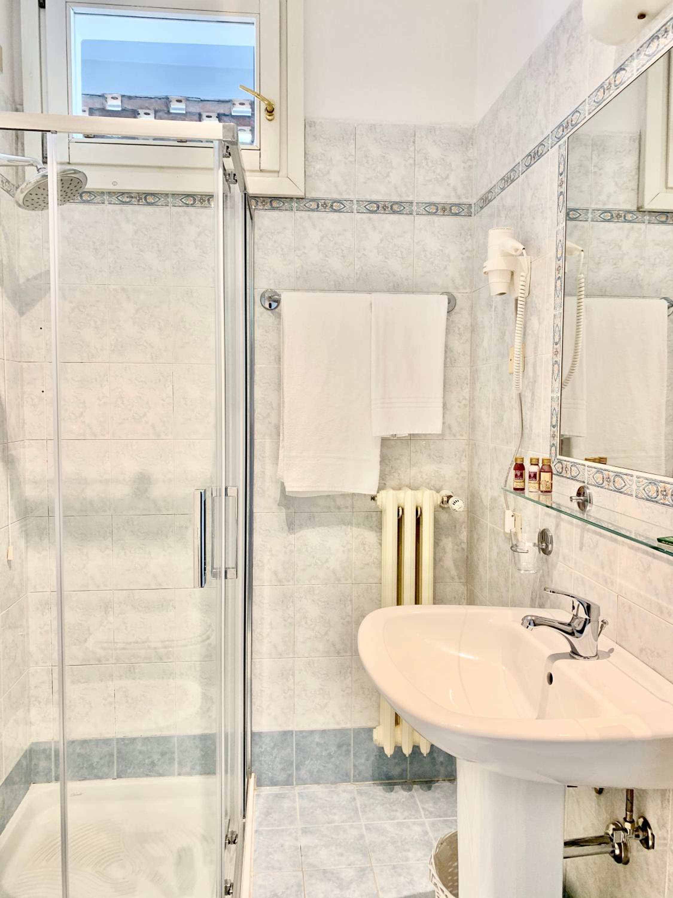 Standard Double Room - Photo 4