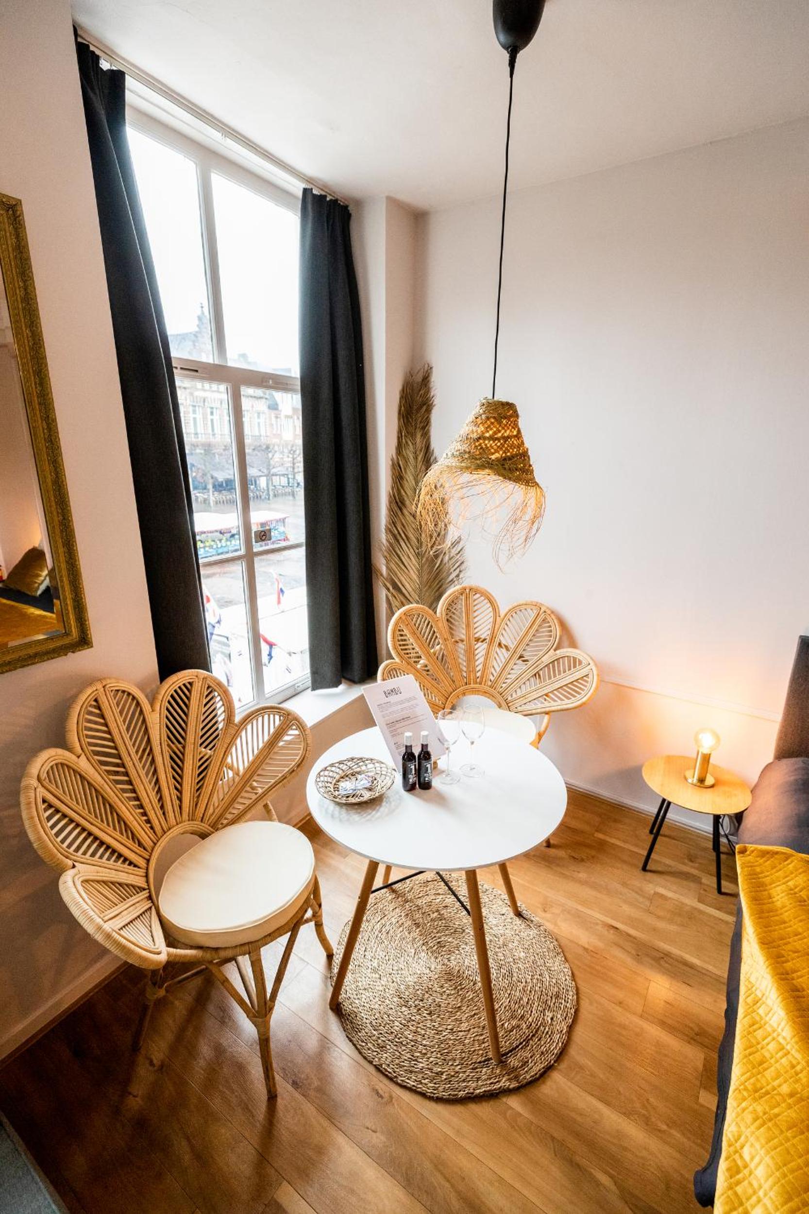 Double Room with City View (Yellow room - first floor) - Photo 3