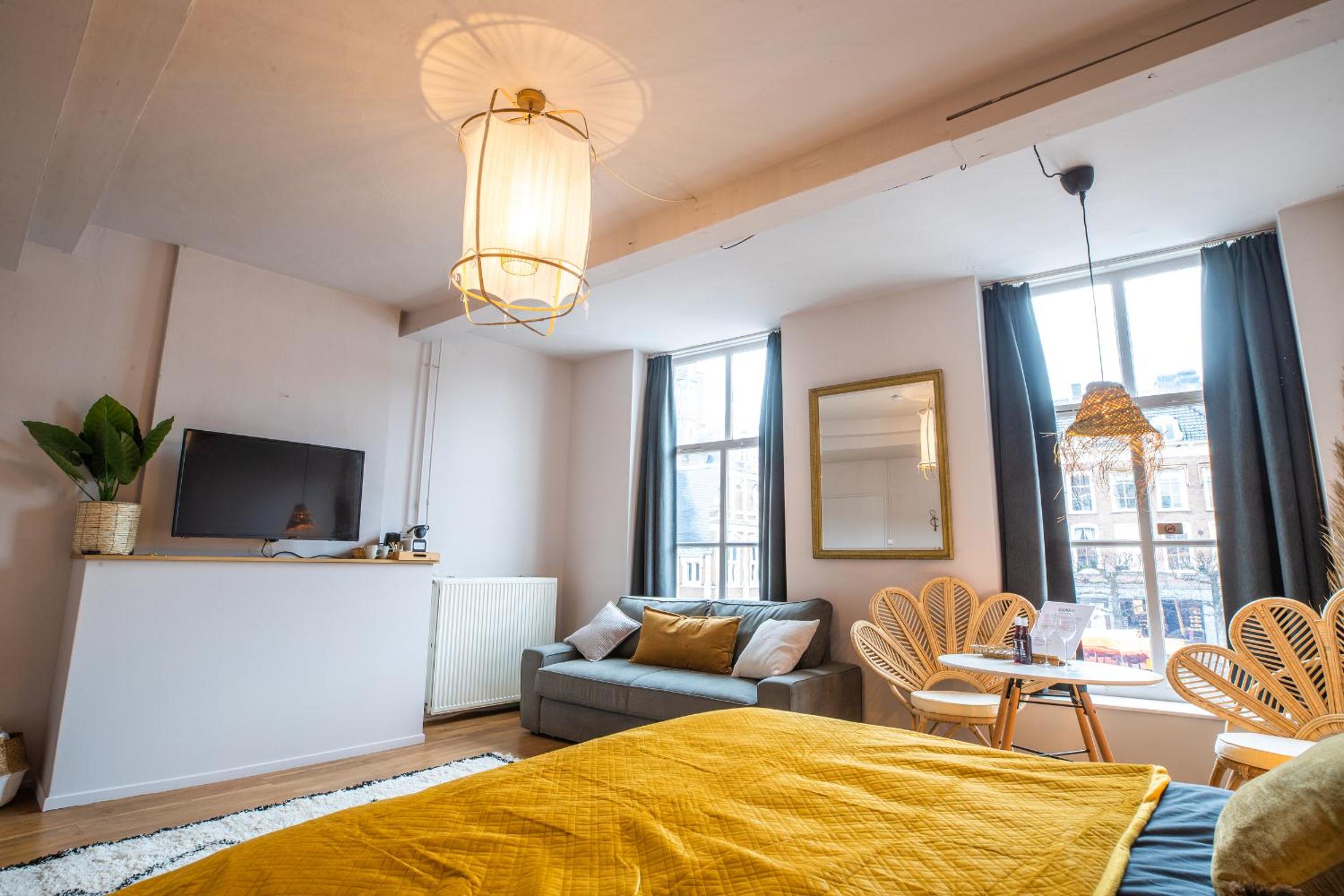 Double Room with City View (Yellow room - first floor) - Photo 12