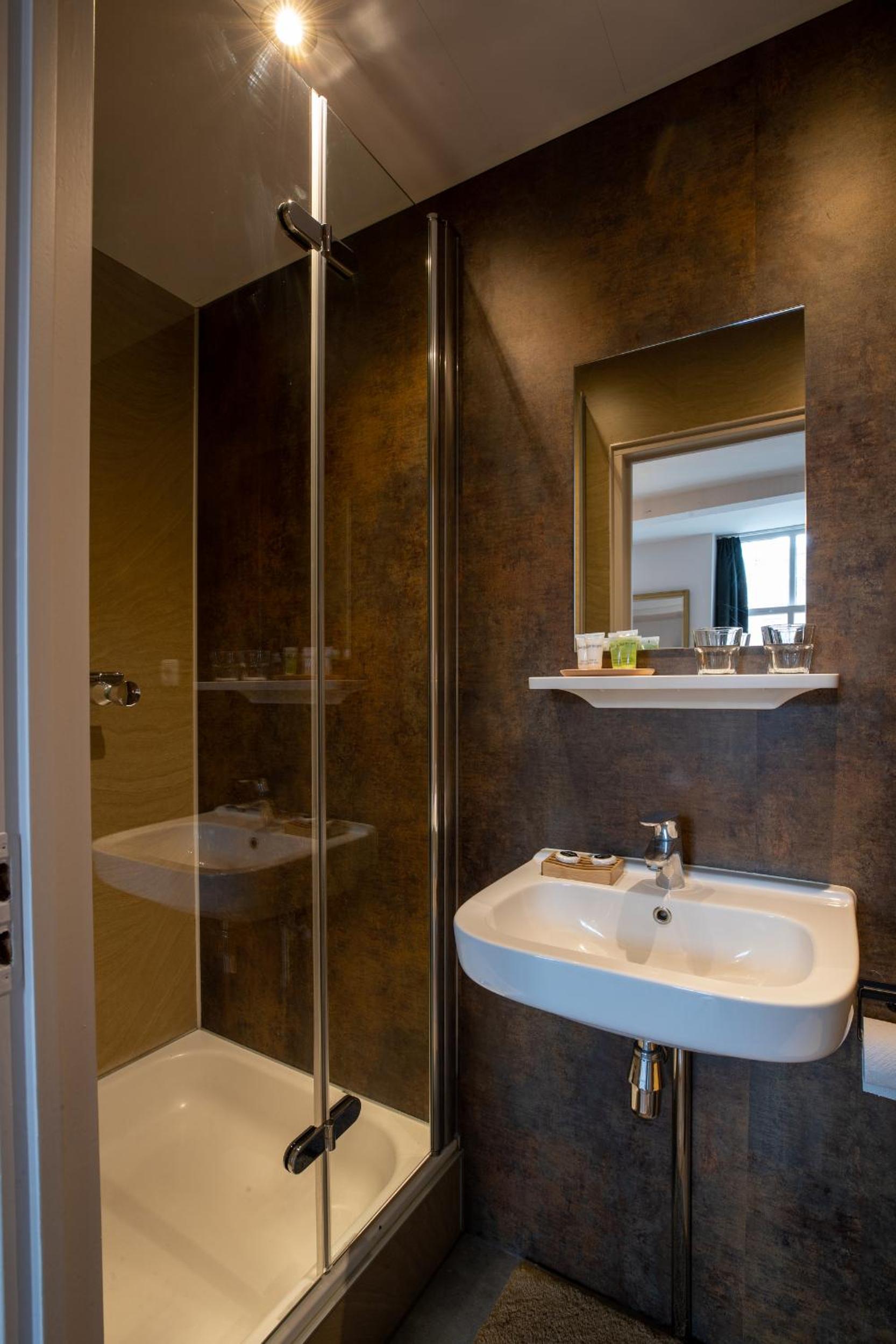 Double Room with City View (Yellow room - first floor) - Photo 9