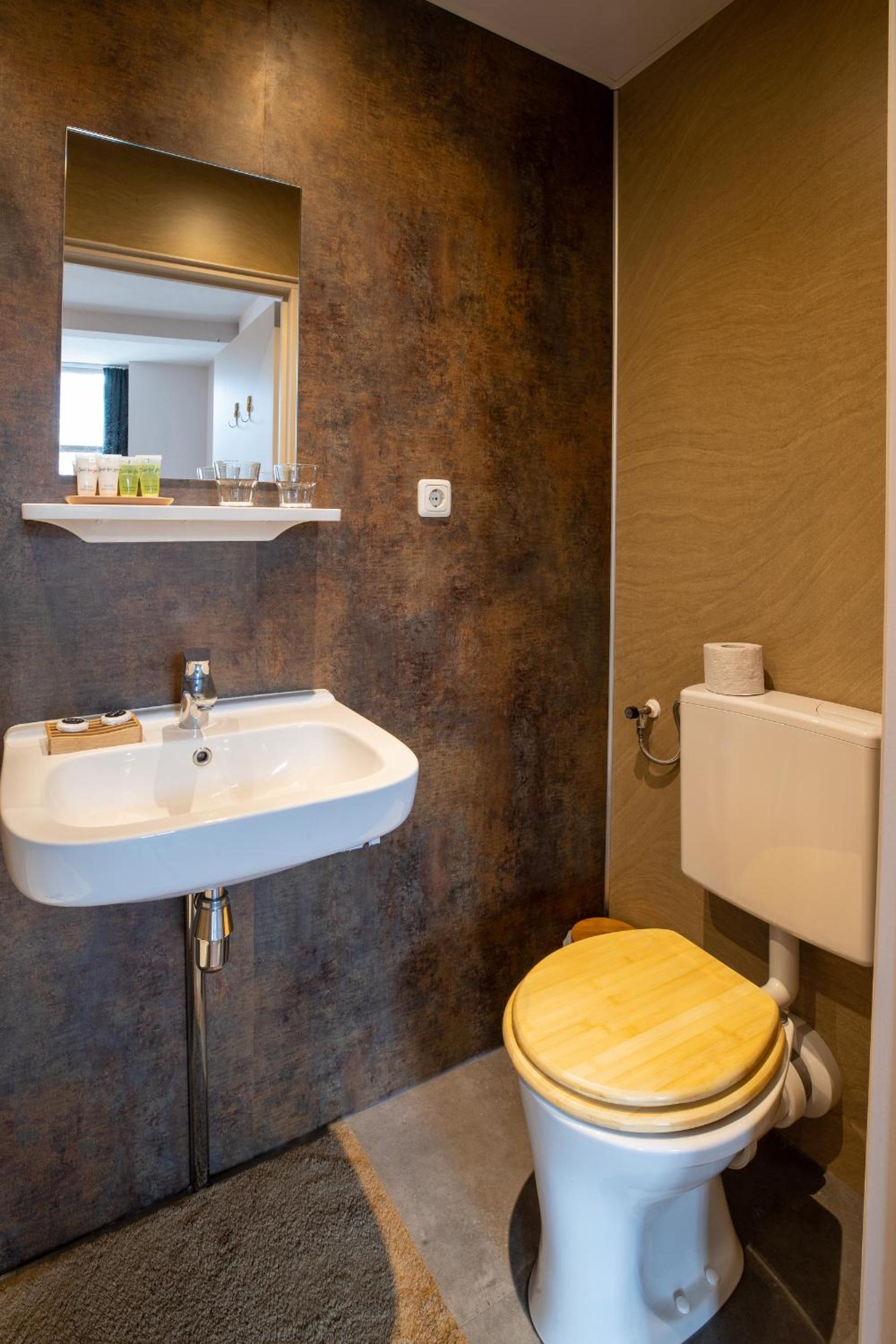 Double Room with City View (Yellow room - first floor) - Photo 8