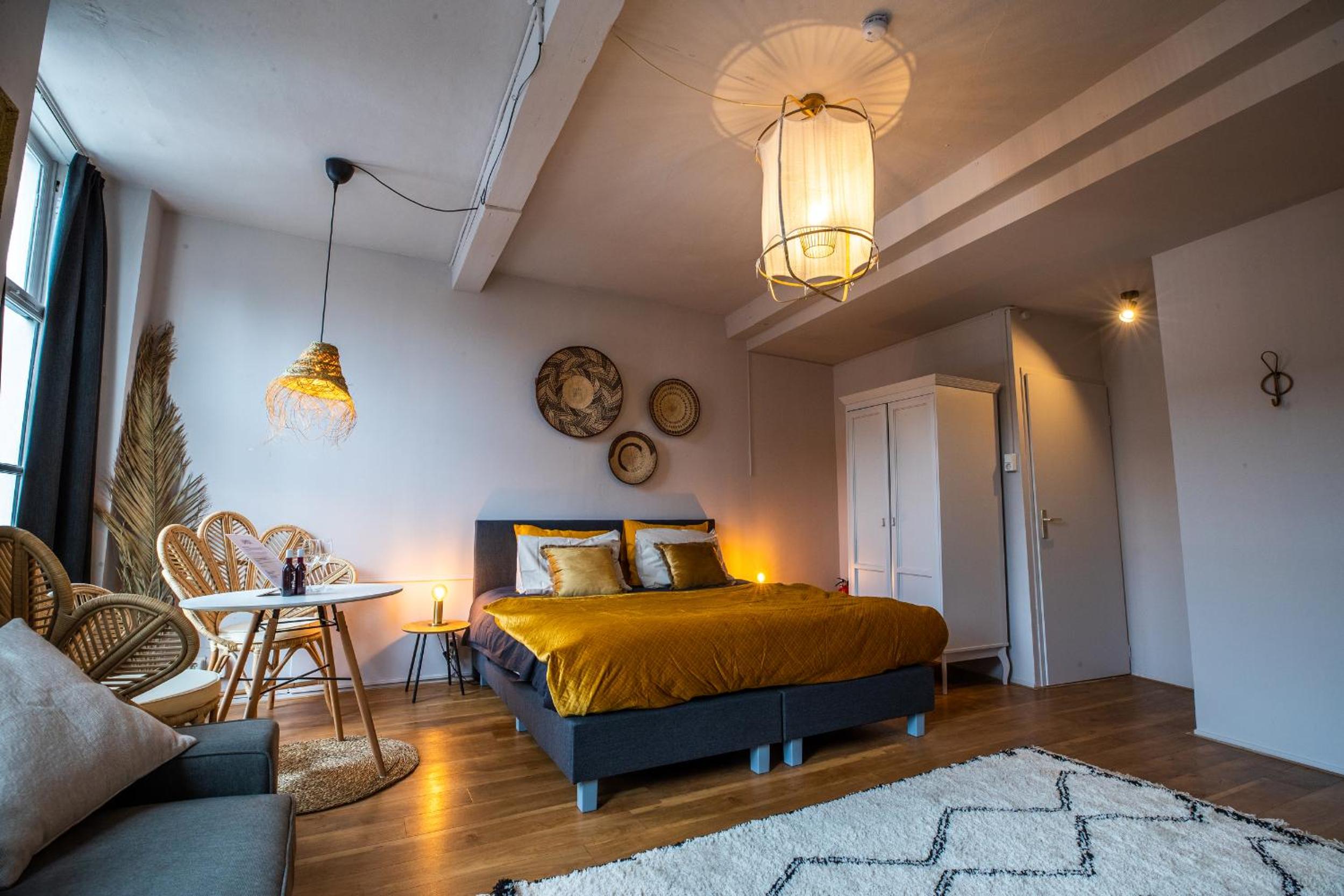 Double Room with City View (Yellow room - first floor) - Photo 11