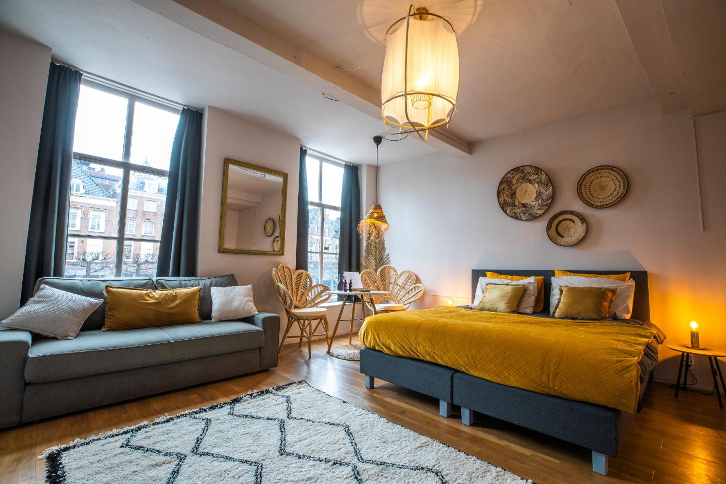 Double Room with City View (Yellow room - first floor) - Photo 1
