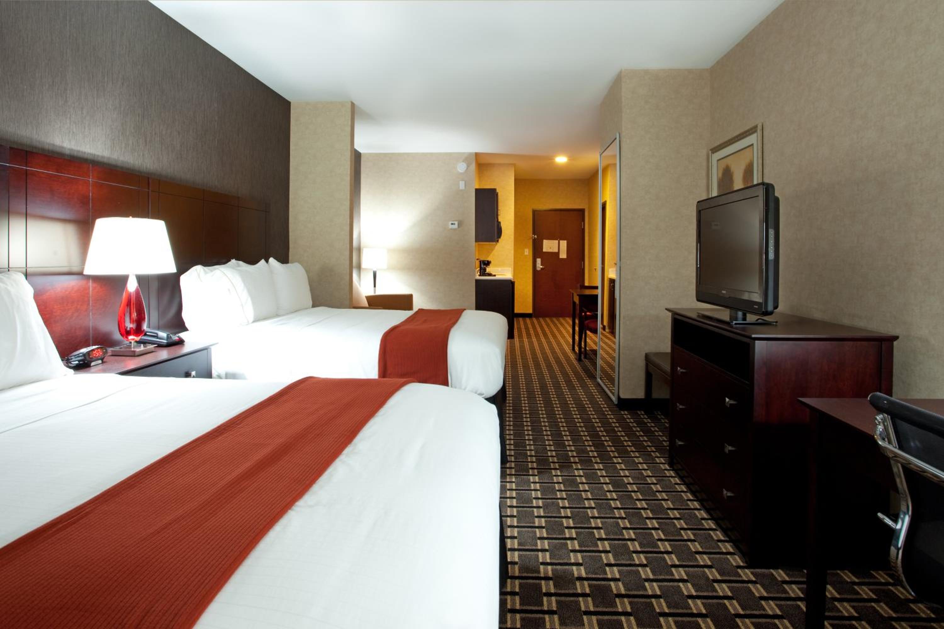 Suite with Two Queen Beds - Photo 1