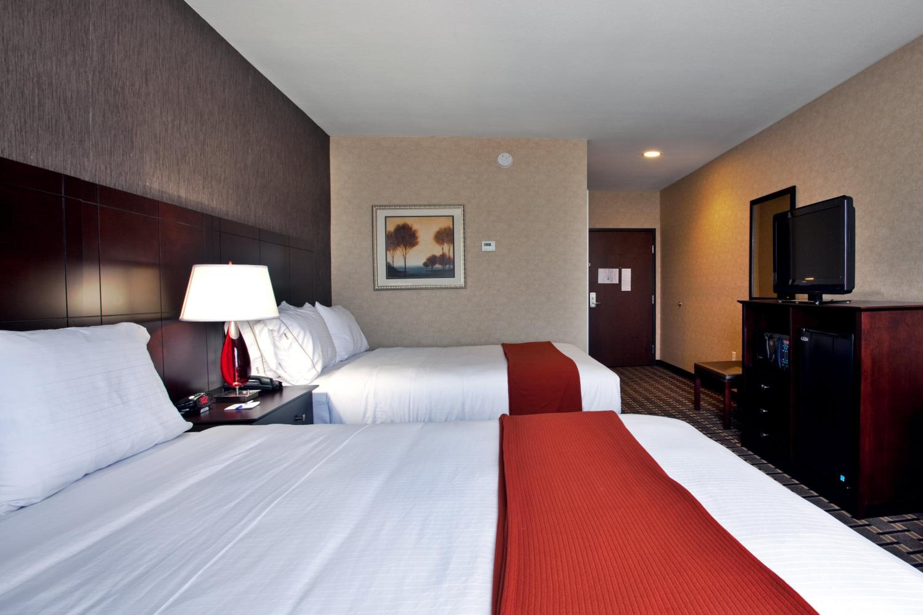 Standard Queen Room with Two Queen Beds - Photo 2