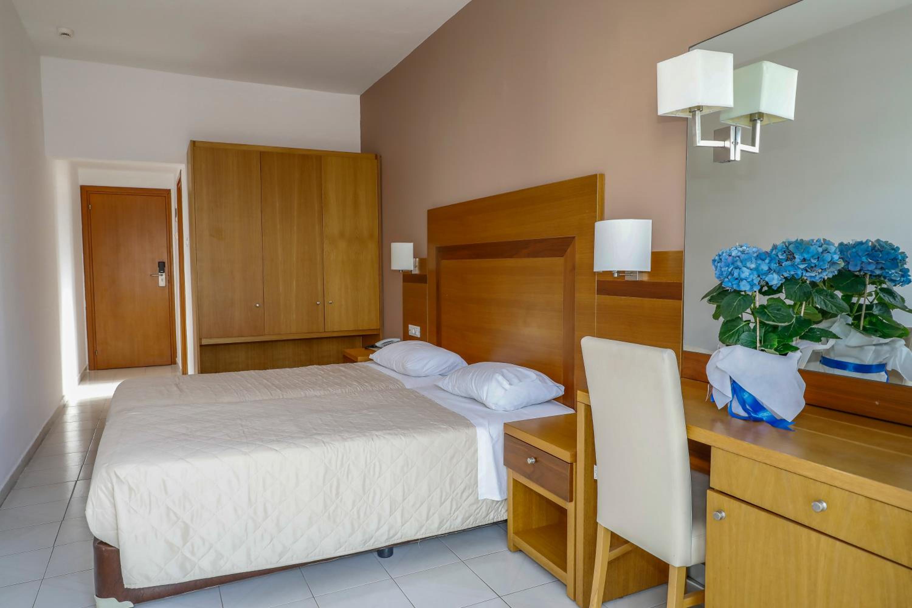 Twin Room with Side Sea View - Photo 1