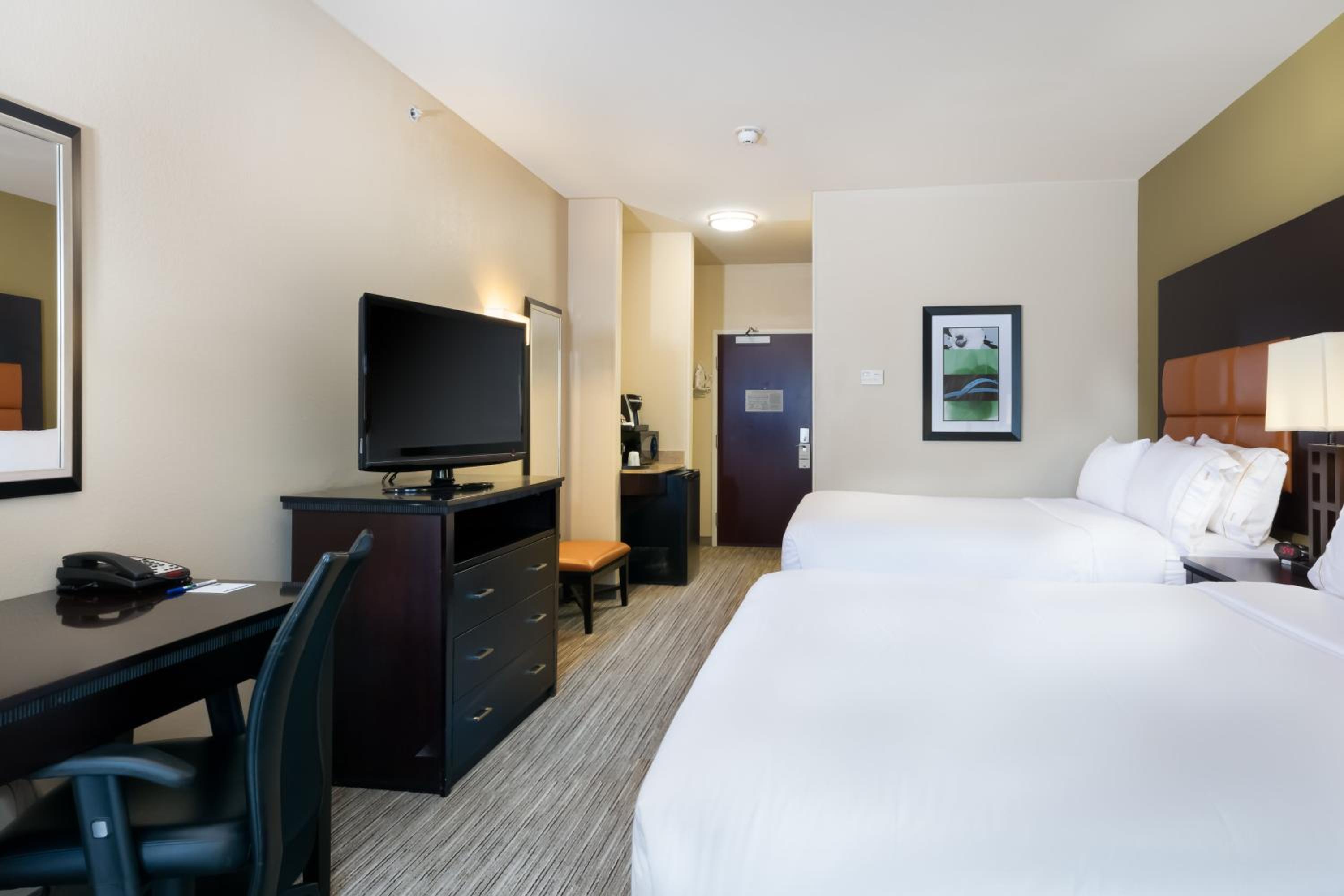 Standard Room with Two Queen Beds - Photo 4