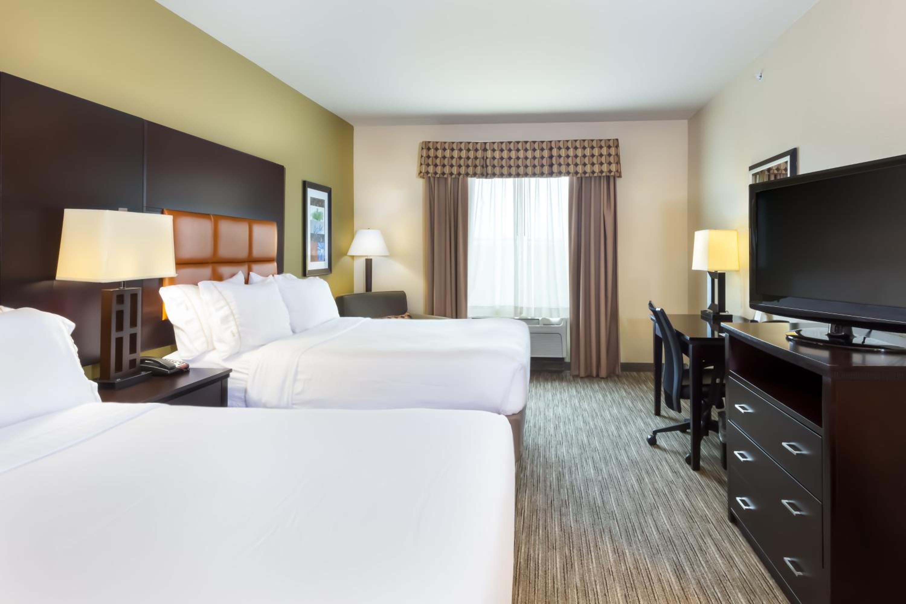 Standard Room with Two Queen Beds - Photo 2