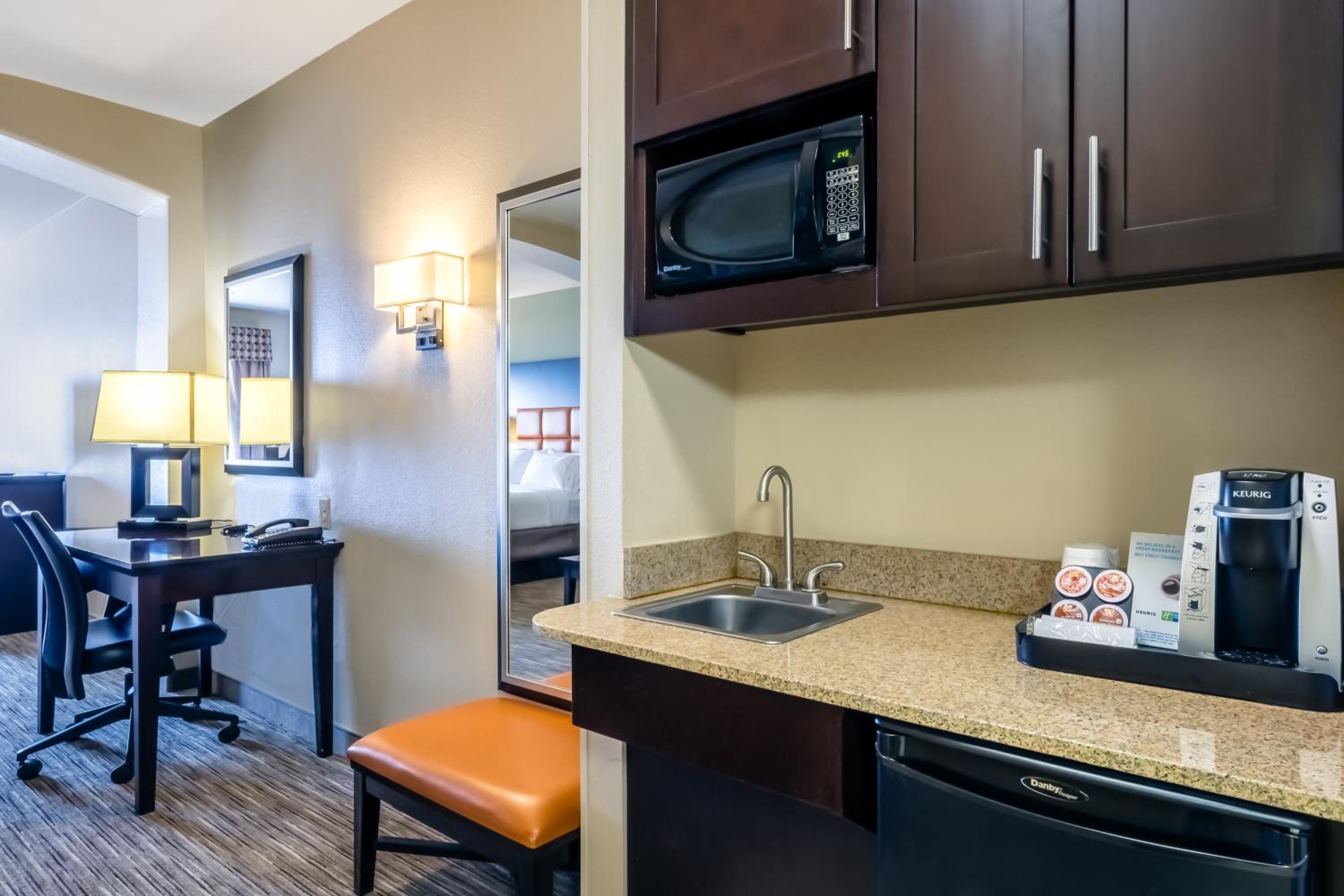 Queen Suite with Two Queen Beds - Photo 4
