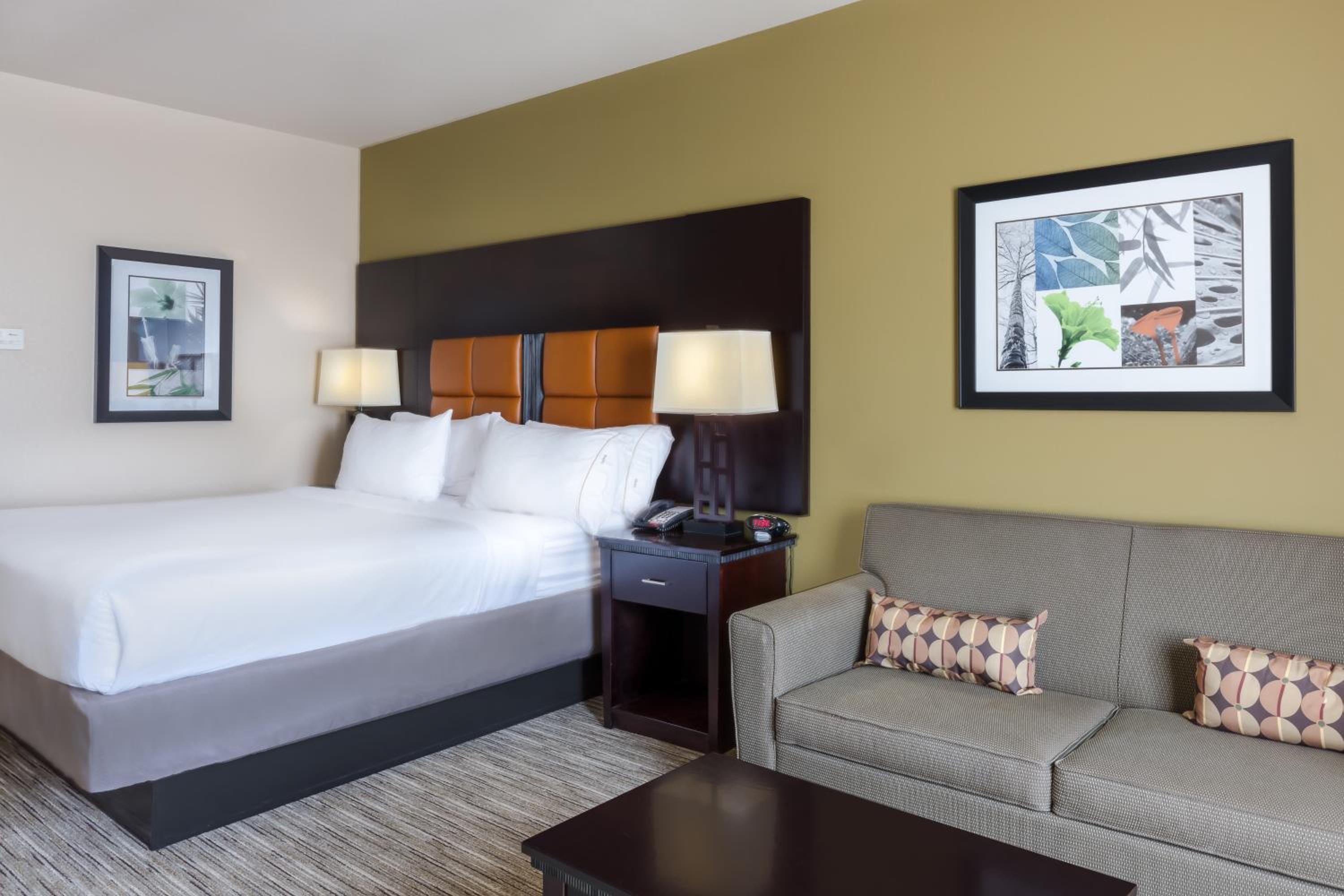 Standard King Room - Photo 3