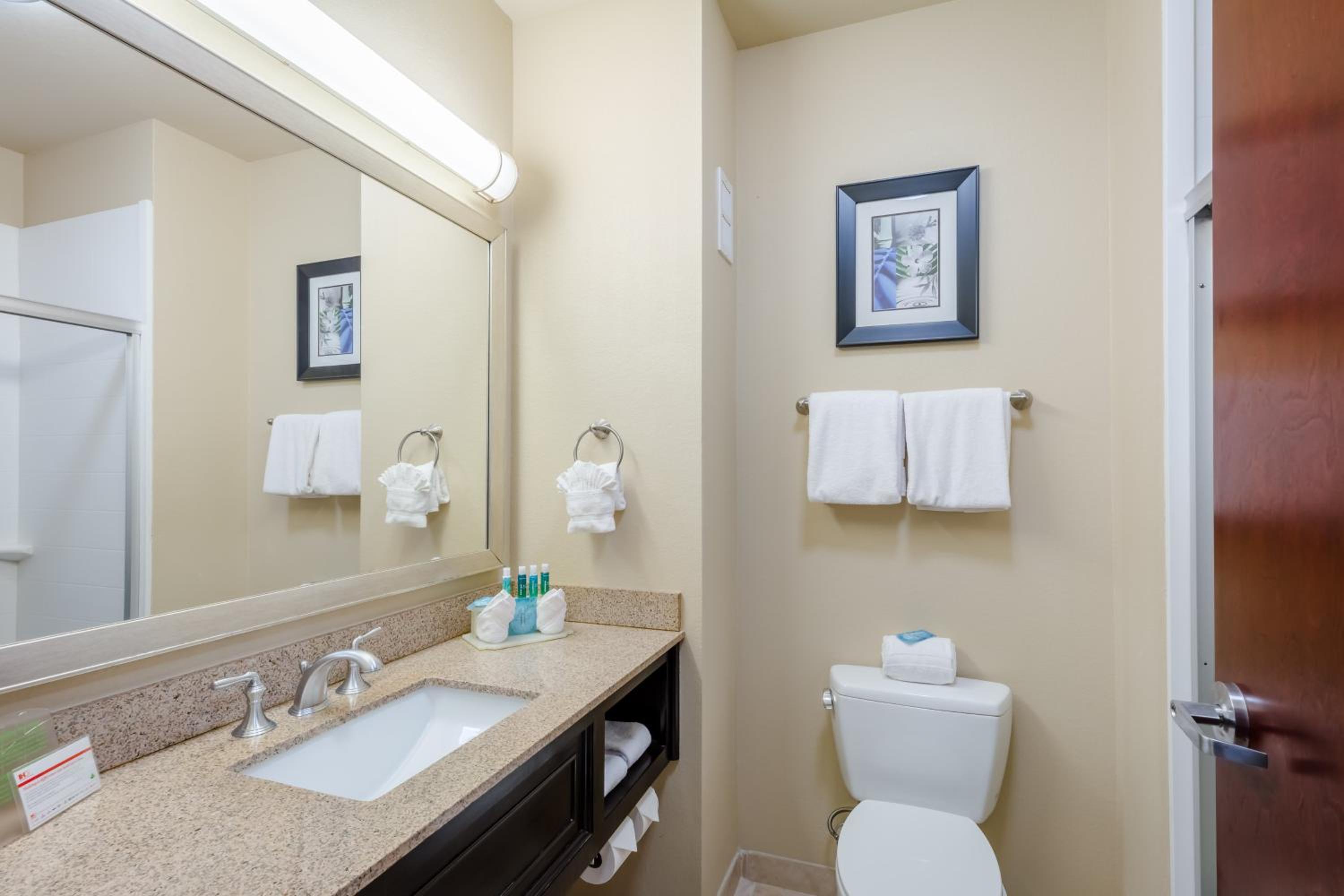 Standard King Room - Photo 5