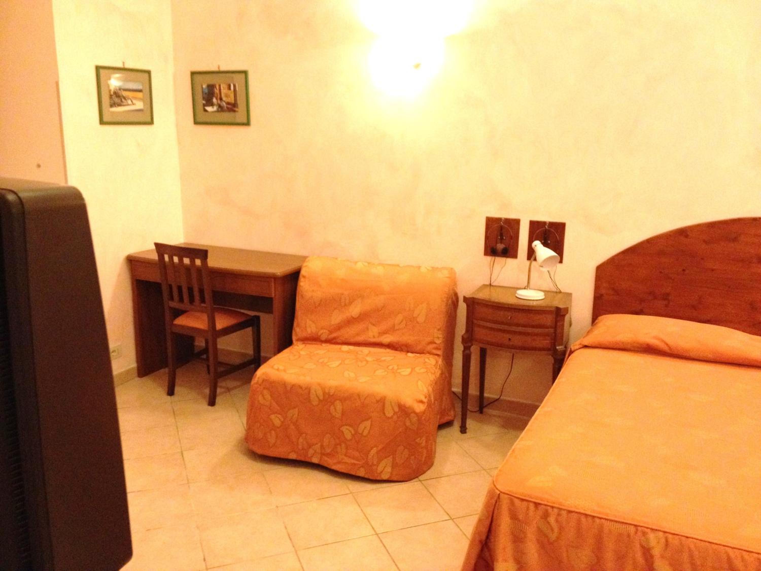 Quadruple Room with Private Bathroom photo 3
