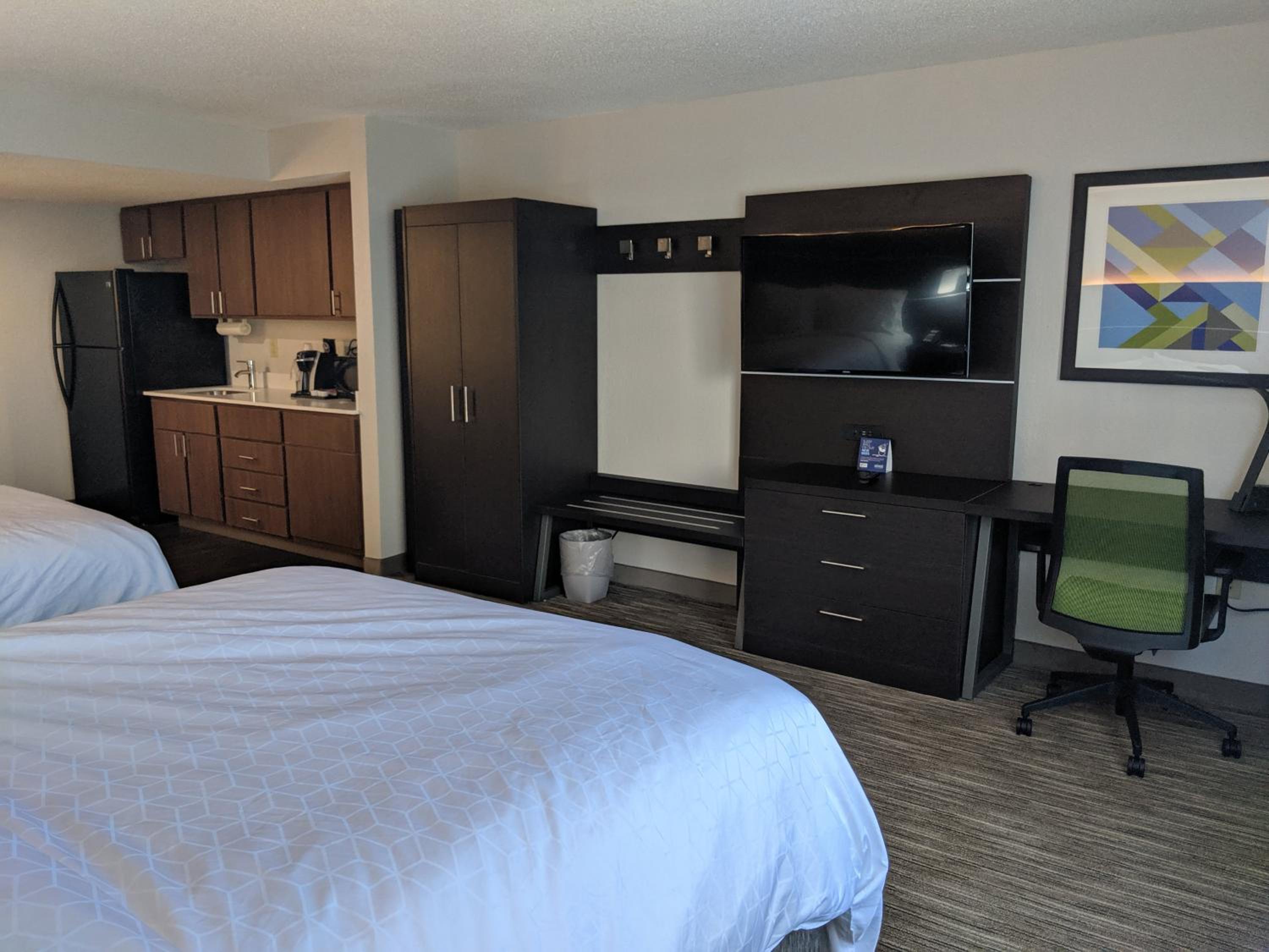 Queen Suite with Two Queen Beds and Dining Area - Photo 2