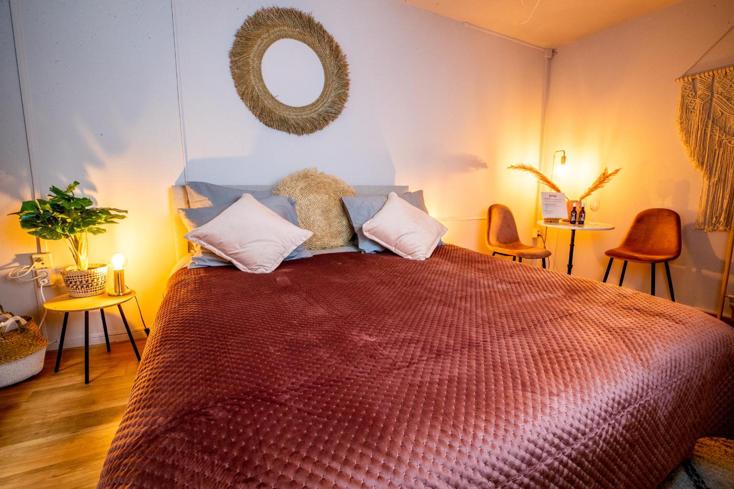 Deluxe Double Room (Pink room - first floor) - Photo 3