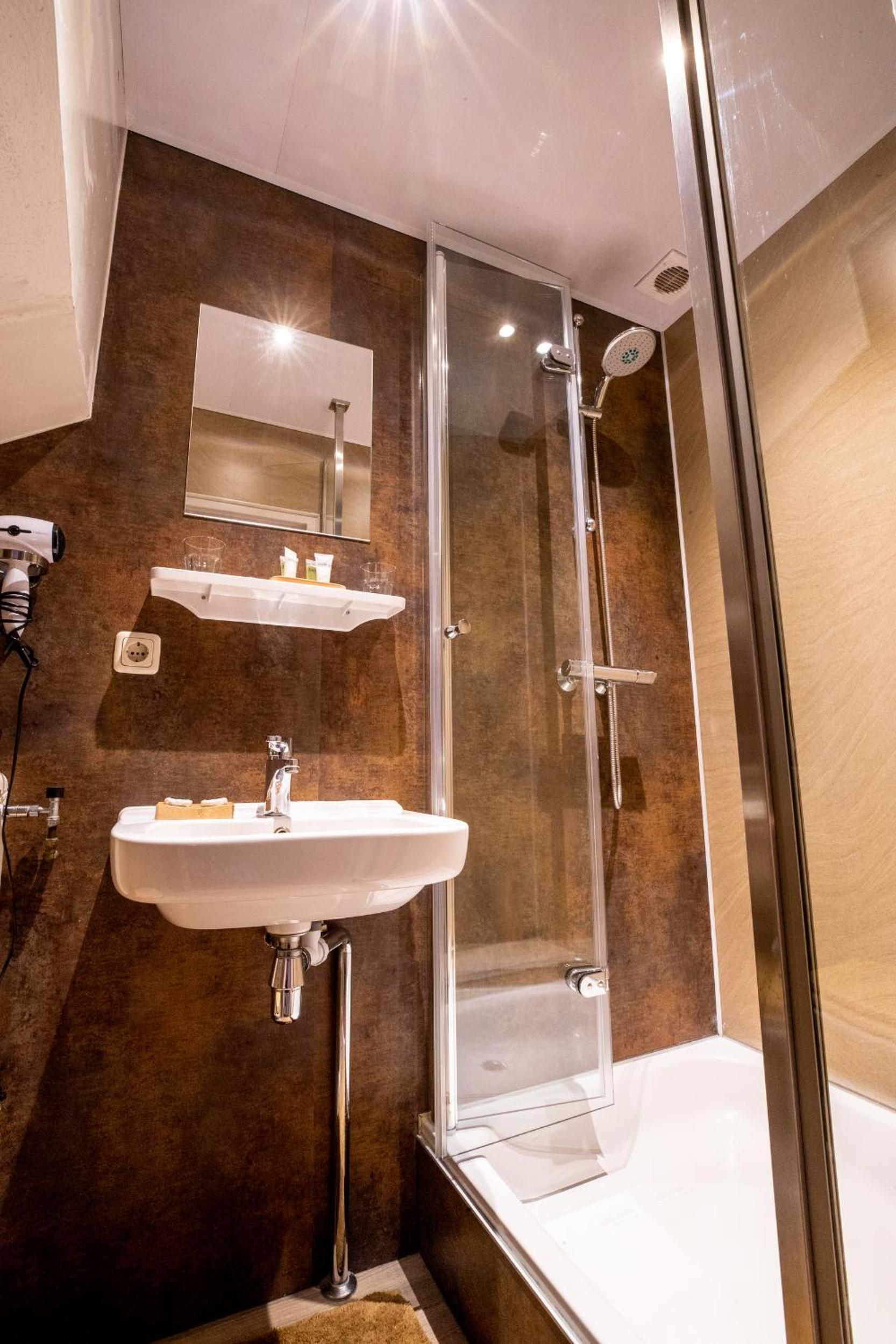 Deluxe Double Room (Pink room - first floor) - Photo 7