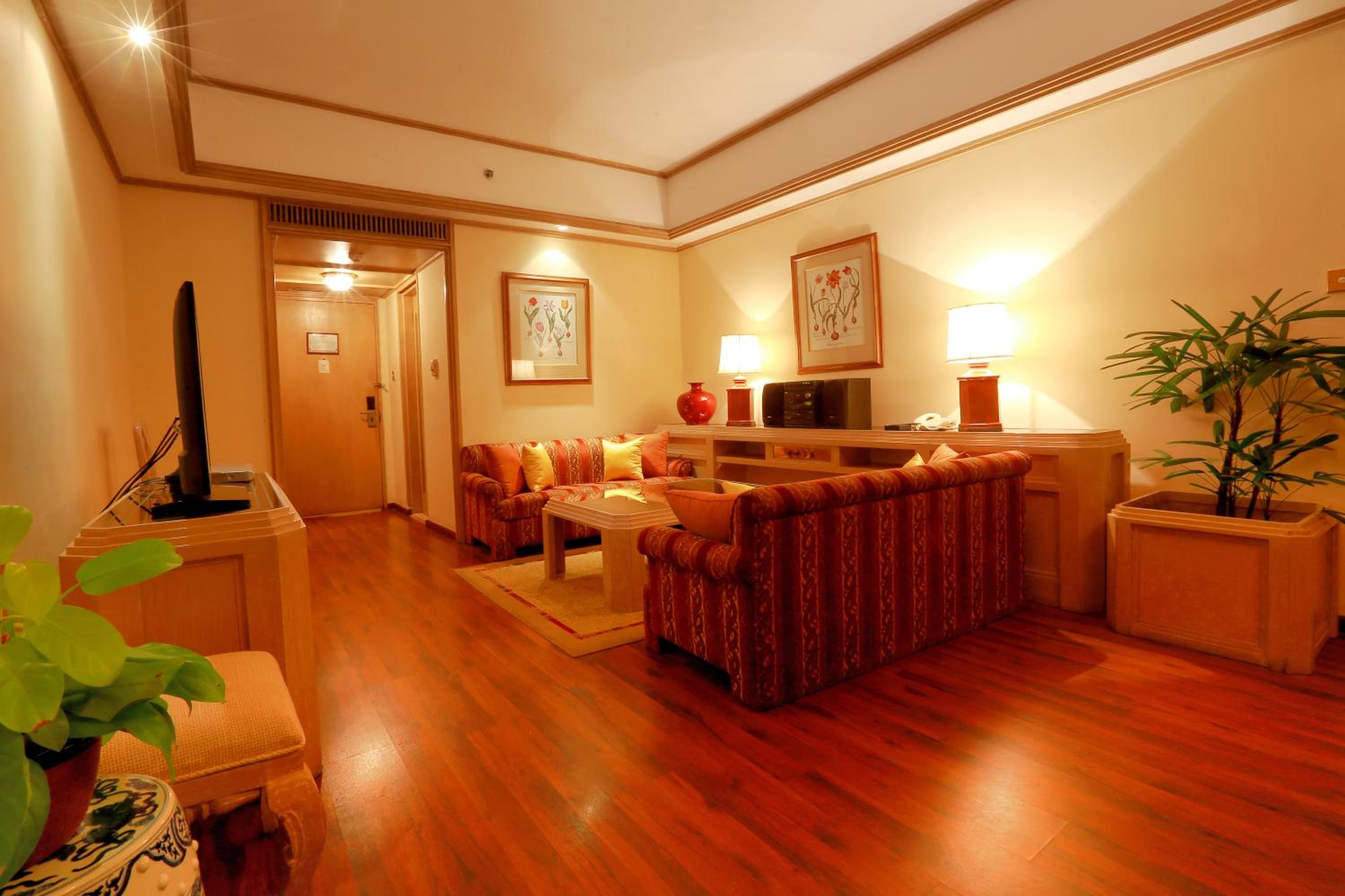 One-Bedroom Luxury Suite with Ocean View - Photo 4