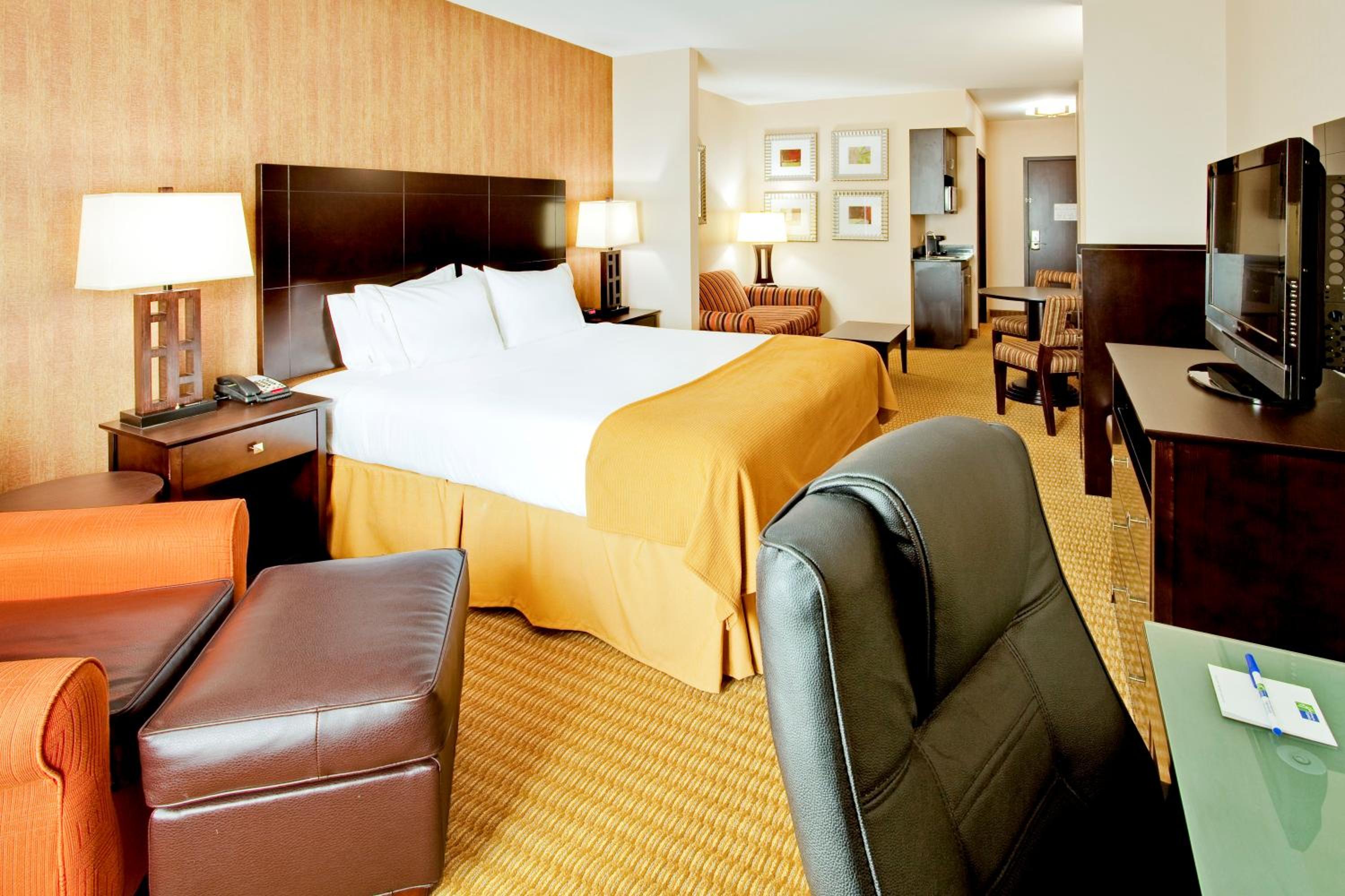 Queen Suite with Two Queen Beds - Photo 2